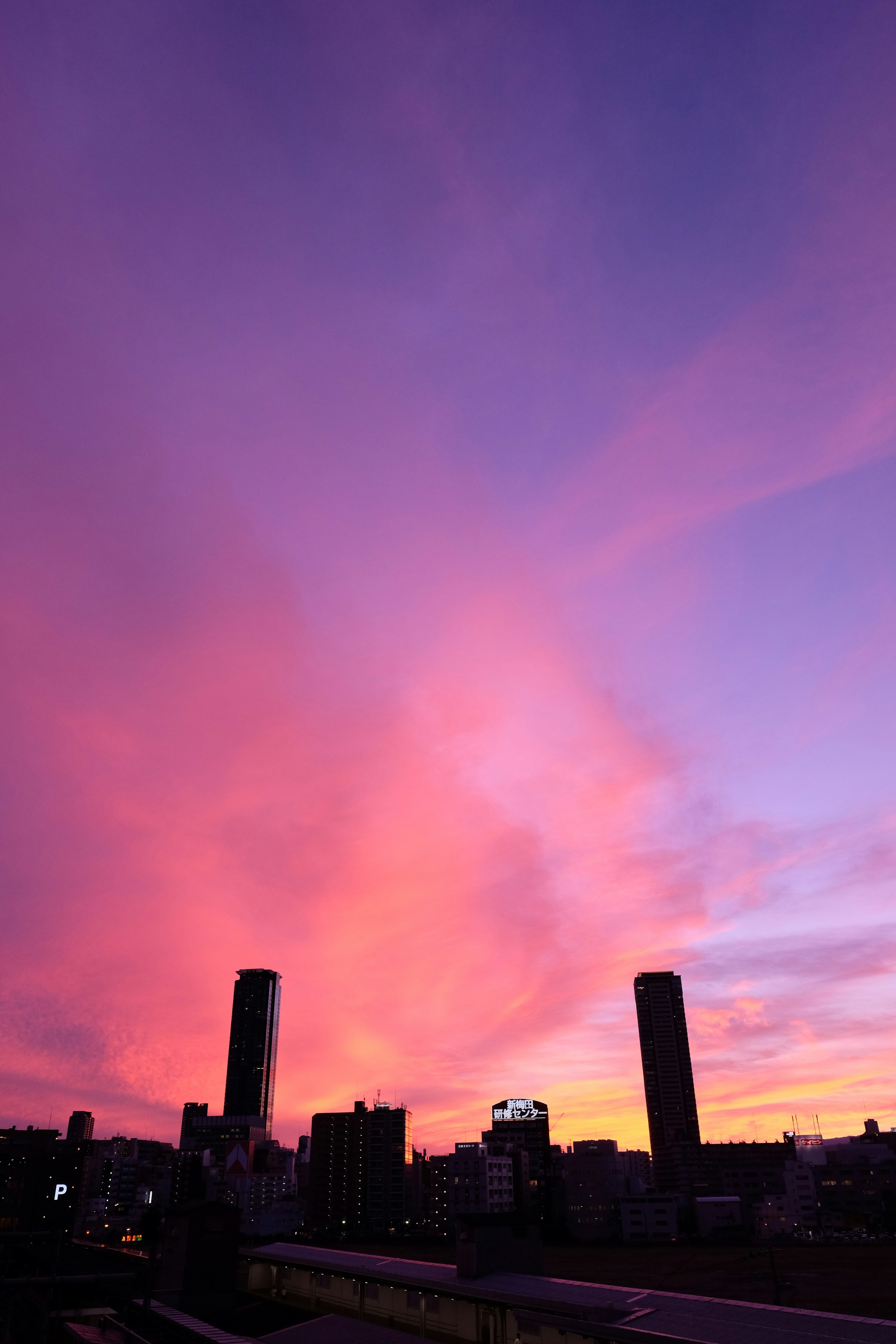 再開発前の梅田の夕暮れ空に浮かぶ高層ビル群