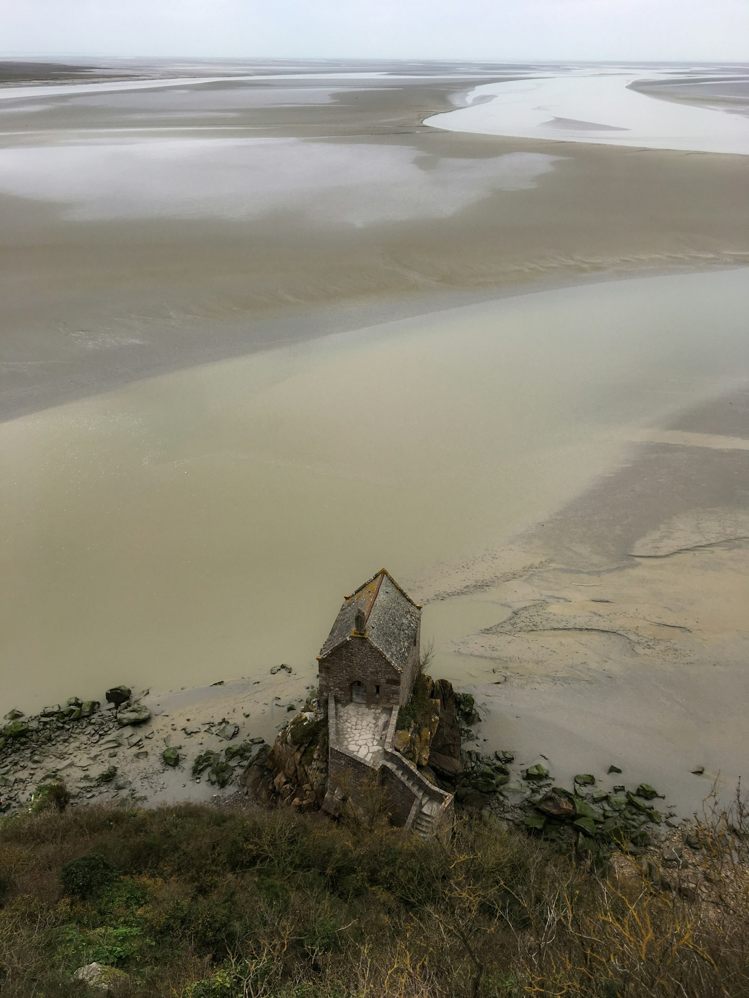 Una cabaña vieja en un paisaje de humedal