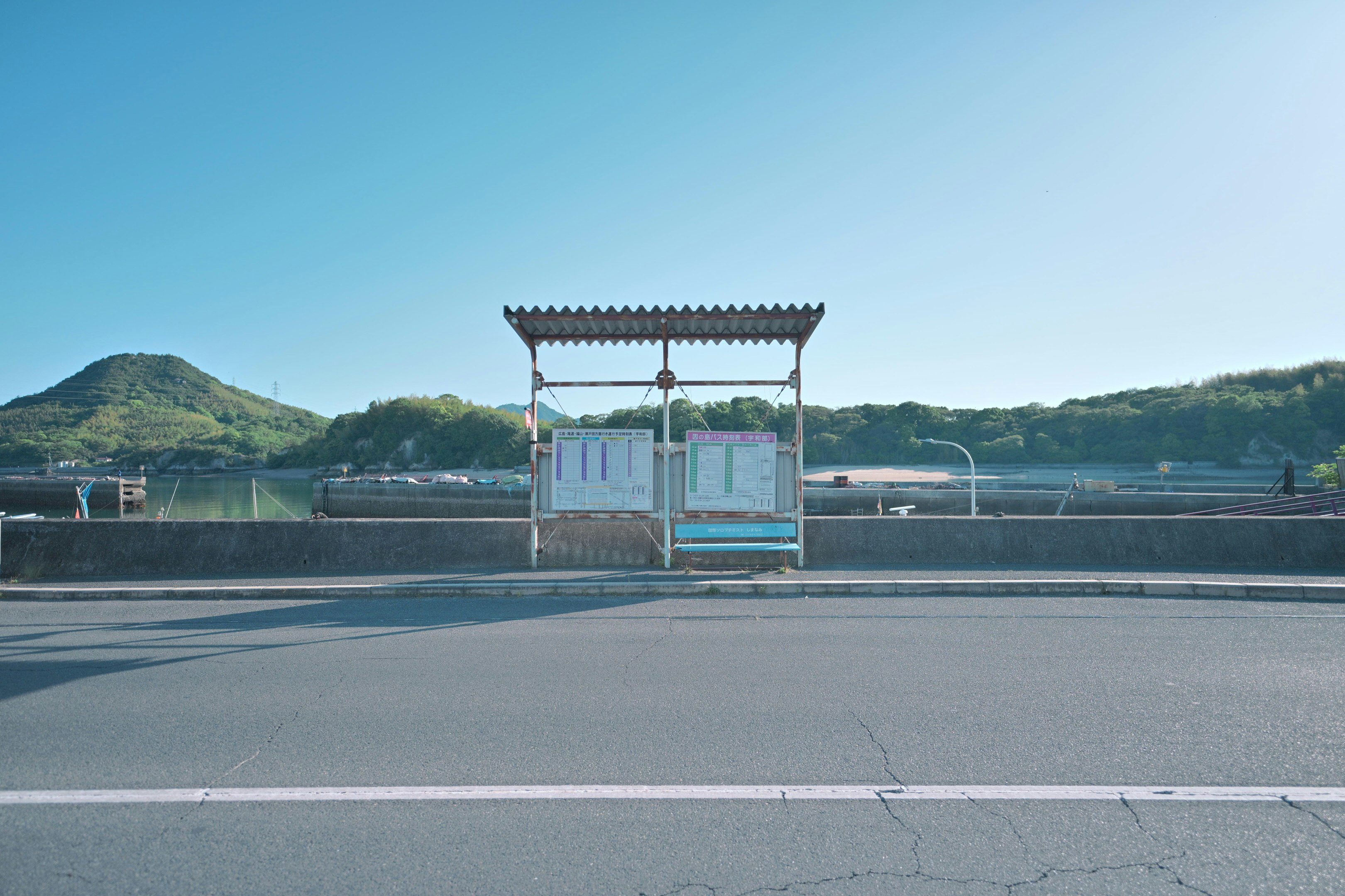 海沿いの防波堤とゲートのある道路