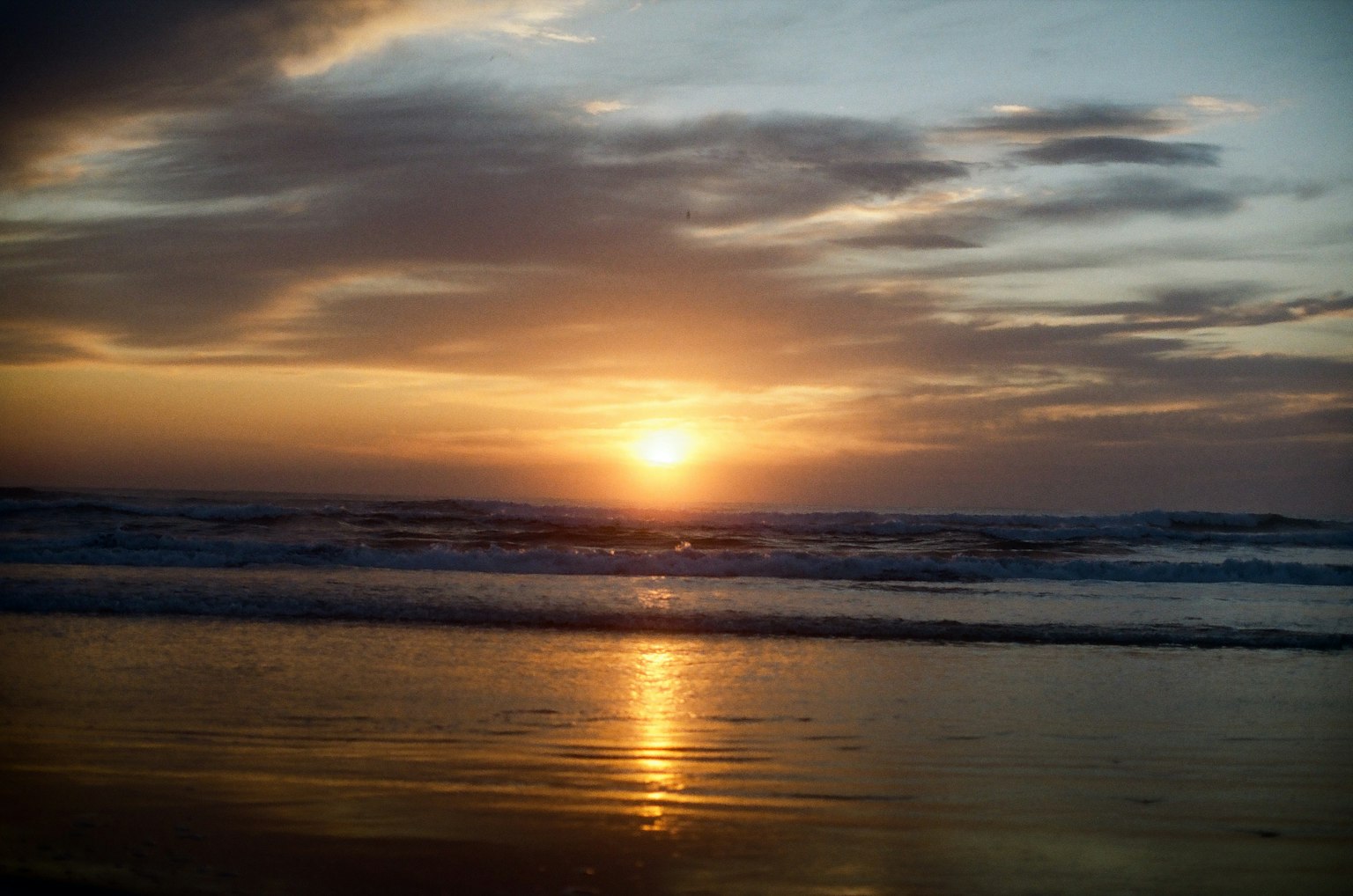 Un bel tramonto sull'oceano con riflessi sull'acqua