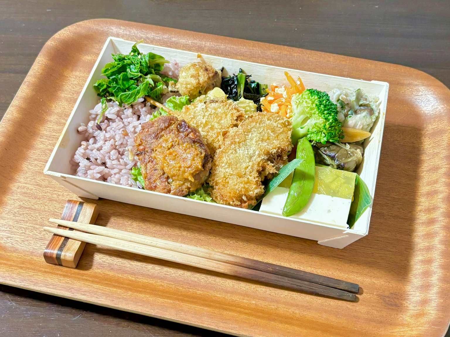 艺术性排列的米饭和油炸食品的便当盒