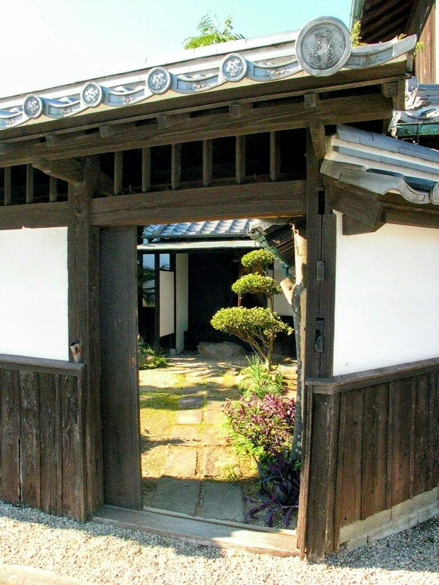 Pintu tradisional Jepang dengan pemandangan taman