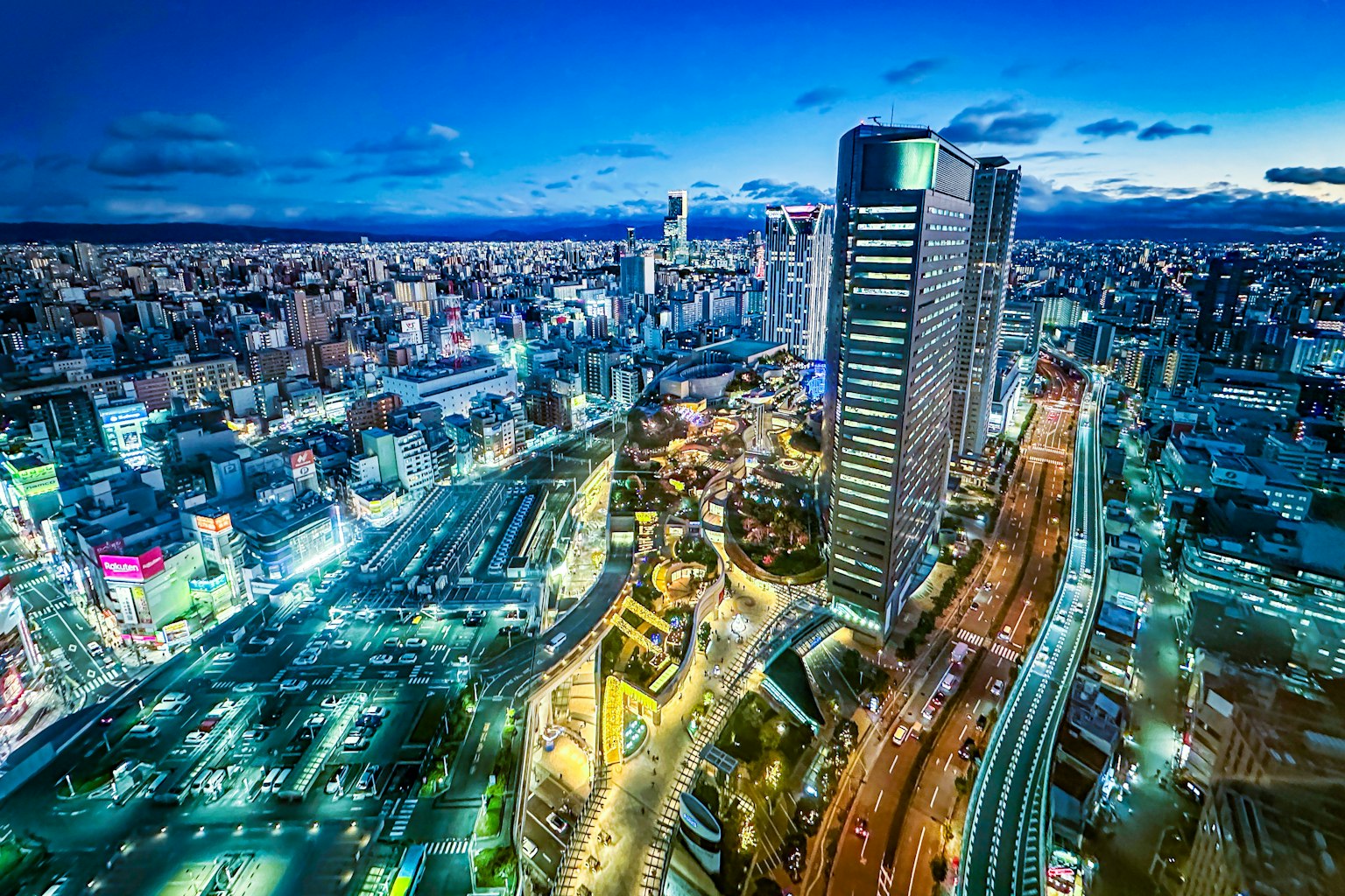 夜景城市風光 高樓和繁忙交叉口