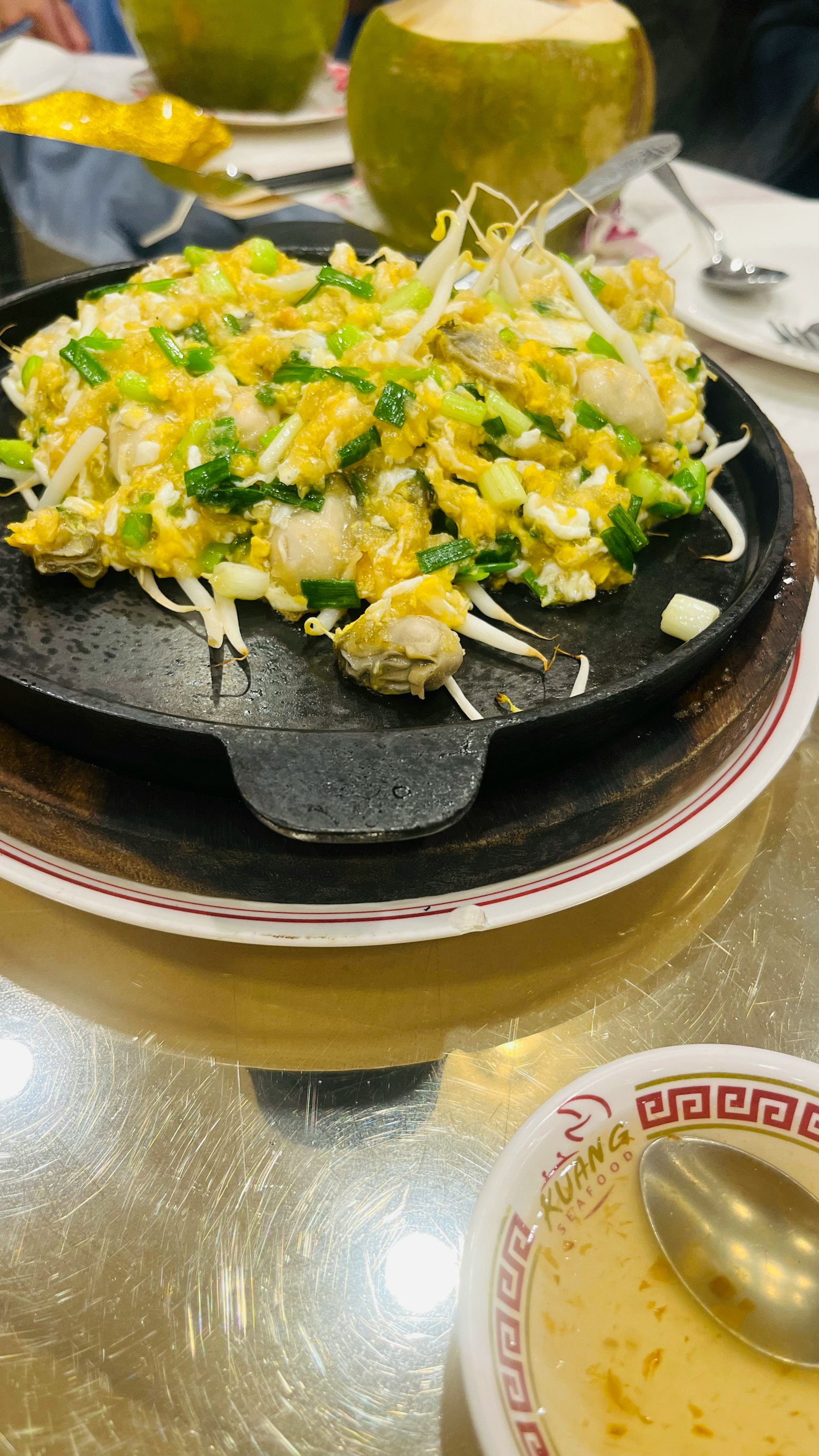 热铁板上的鸡蛋和蔬菜菜肴