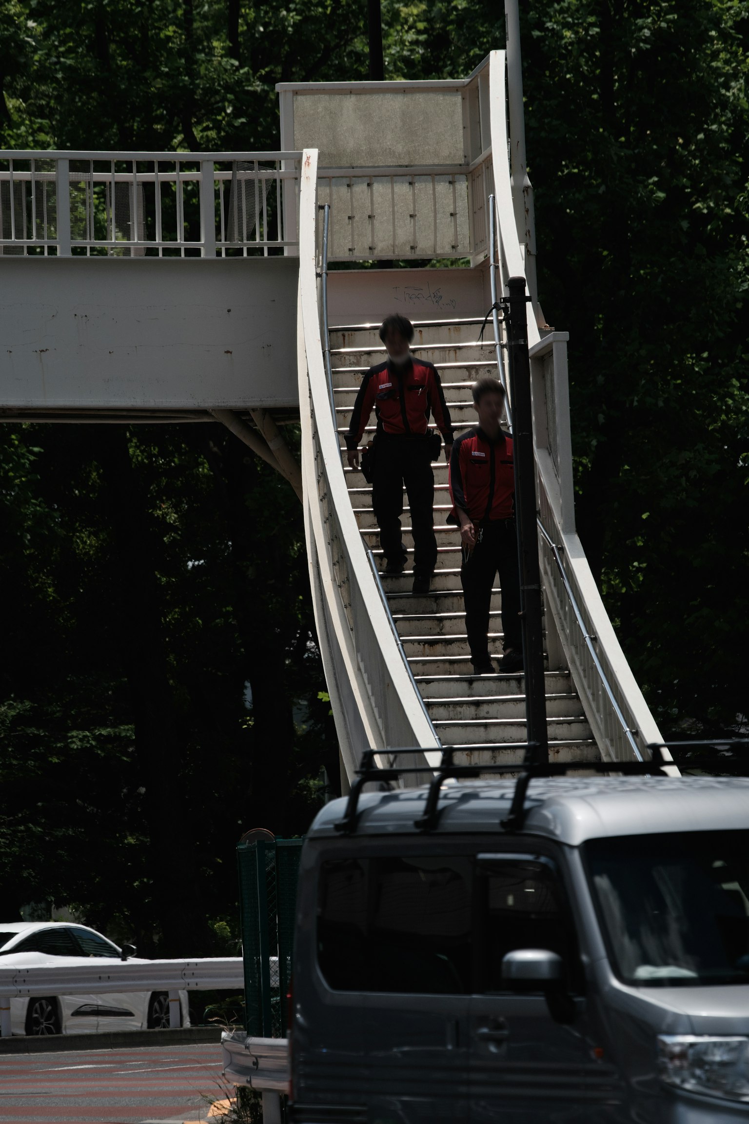 兩名男子走下人行天橋上的坡道