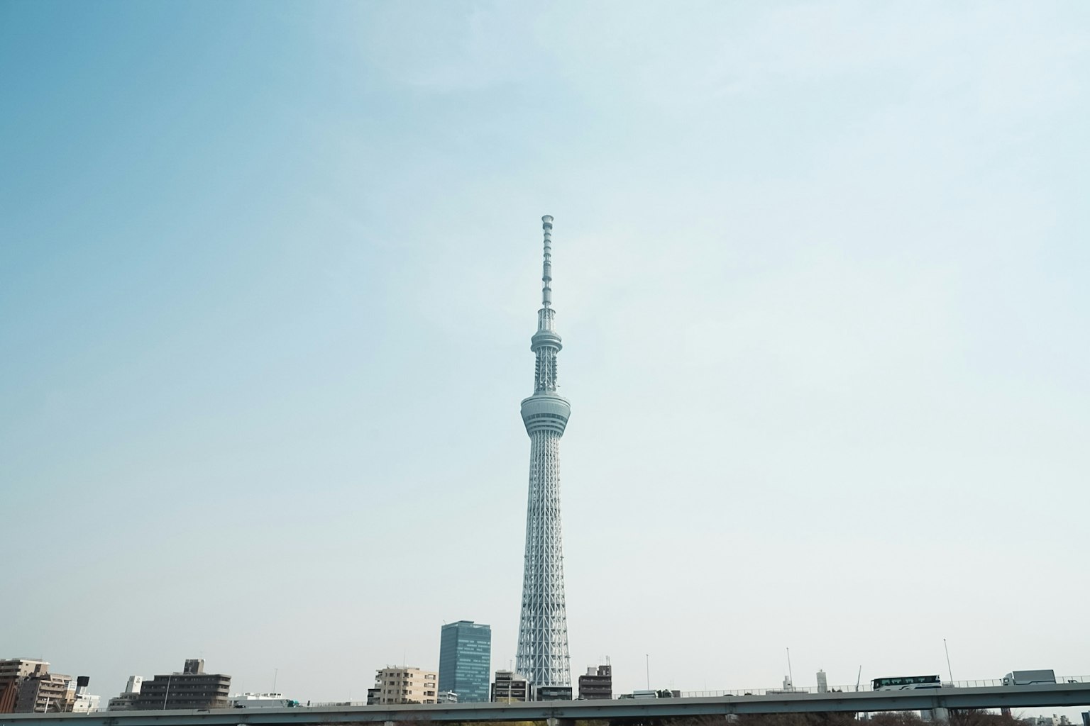 Tokyo Skytree contre un ciel bleu clair