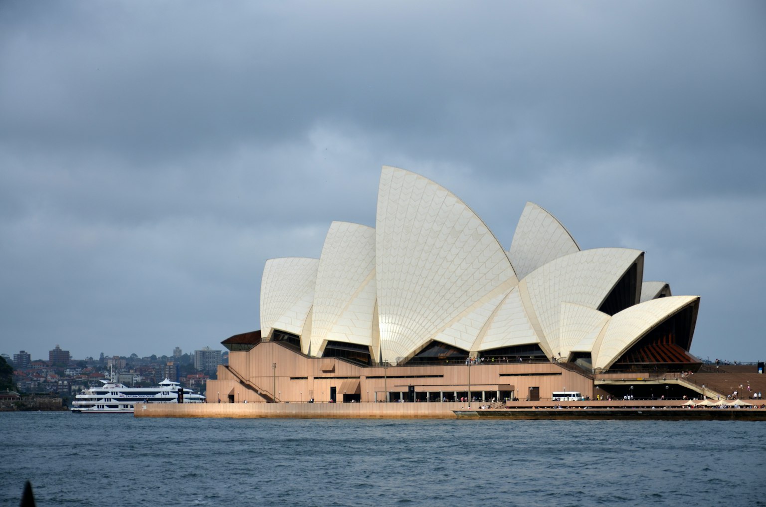 Sydney Opera House dengan desain ikonik seperti layar dan pemandangan tepi laut