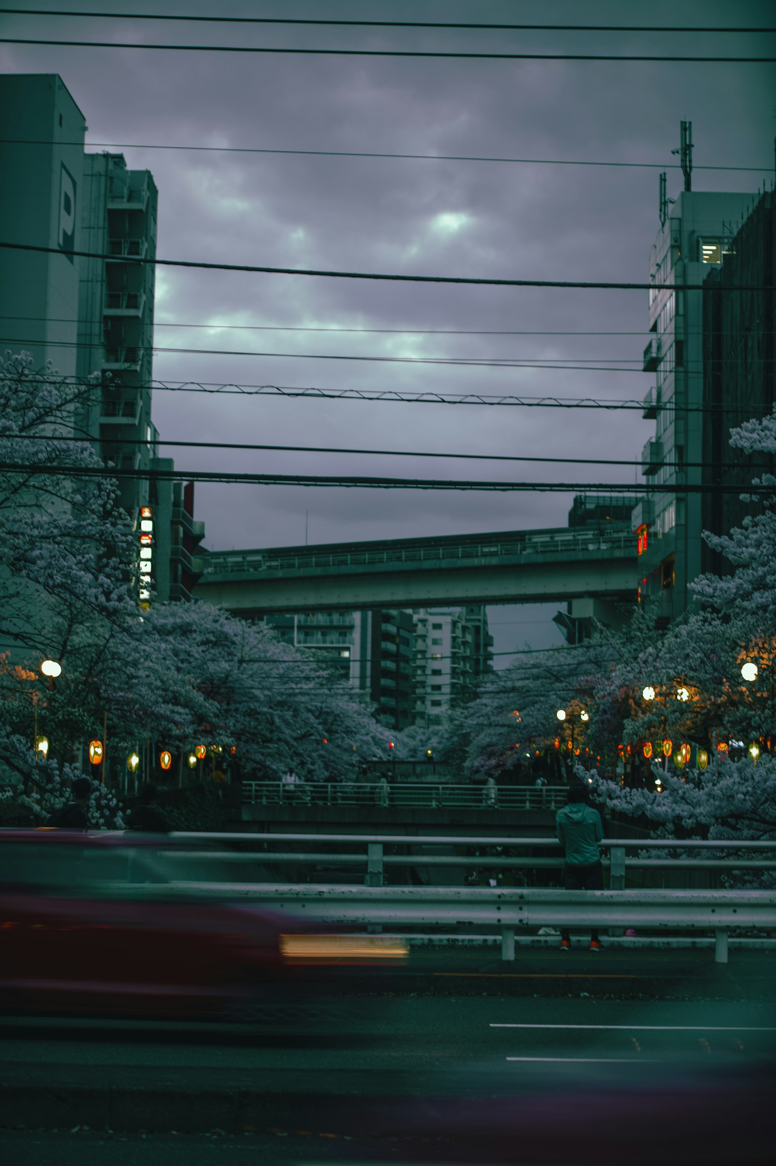 黃昏時的城市景觀，帶有高架鐵路和街道場景