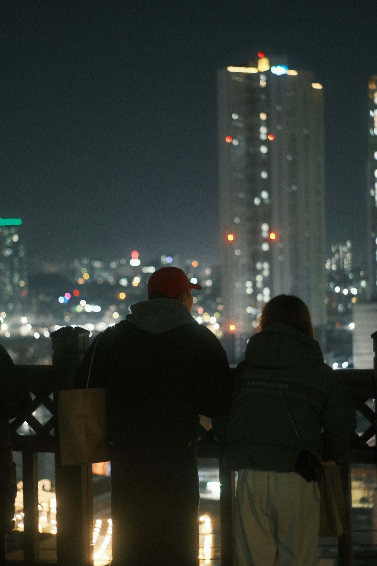 两个人在夜晚欣赏城市天际线