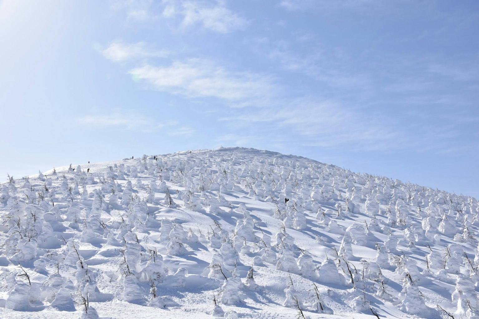 Collina innevata con cielo blu
