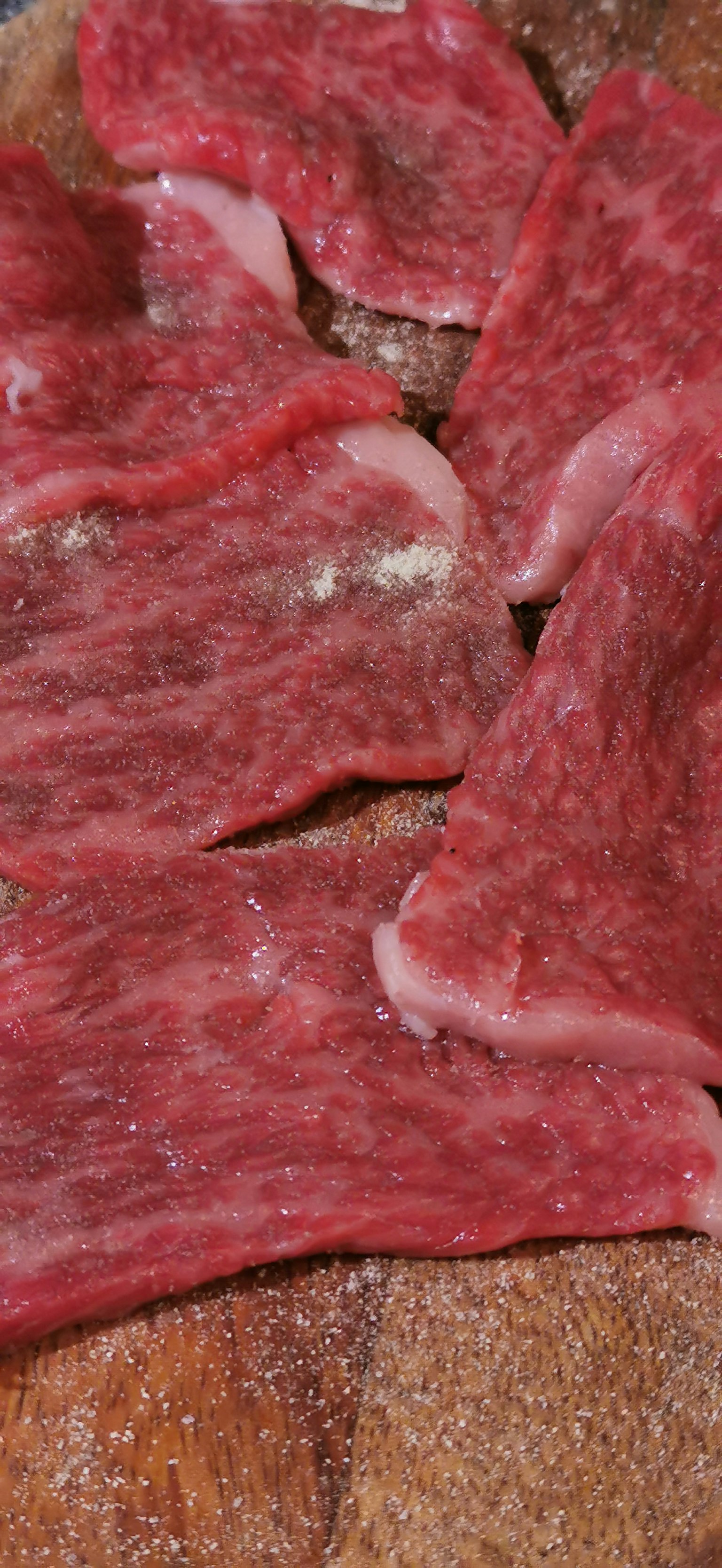 薄切的和牛肉片擺放在木板上