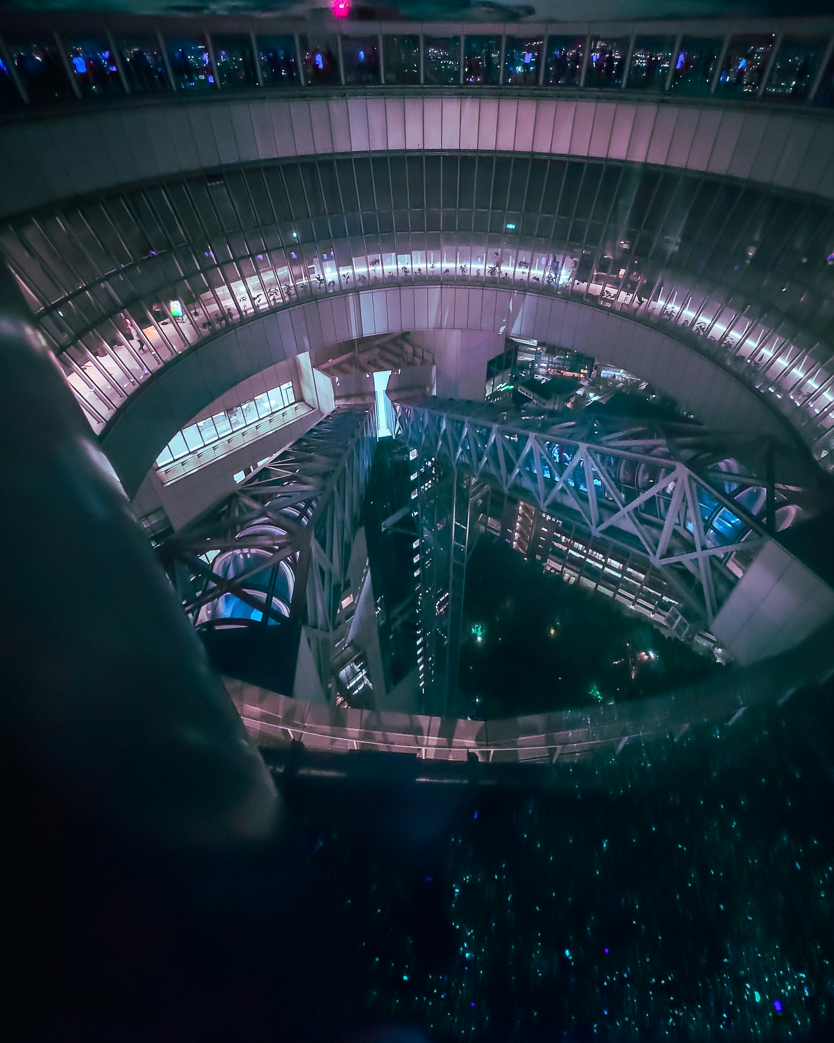 夜の円形展望デッキから見下ろす都市の夜景