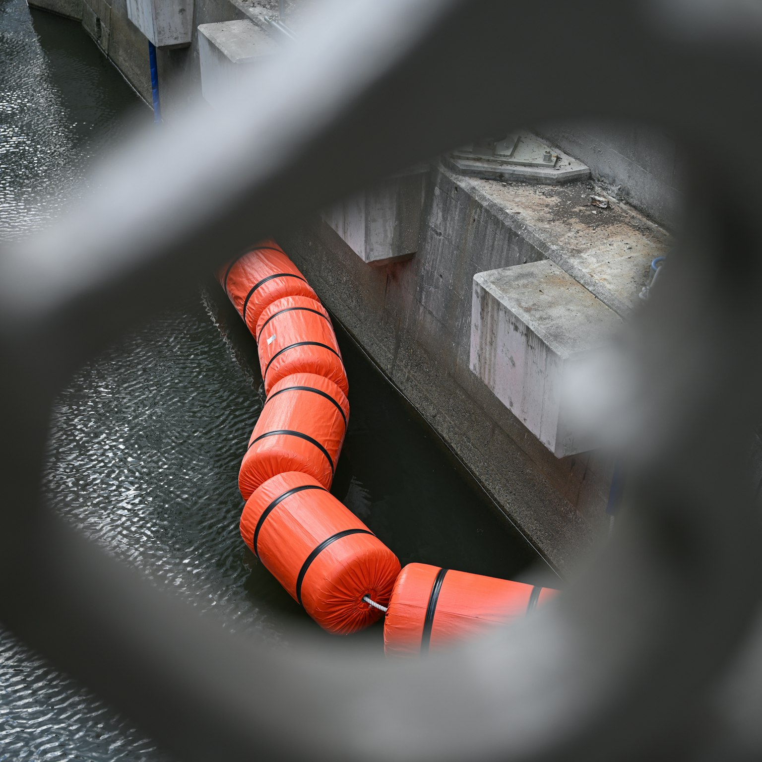 Une bouée orange se courbe le long du canal