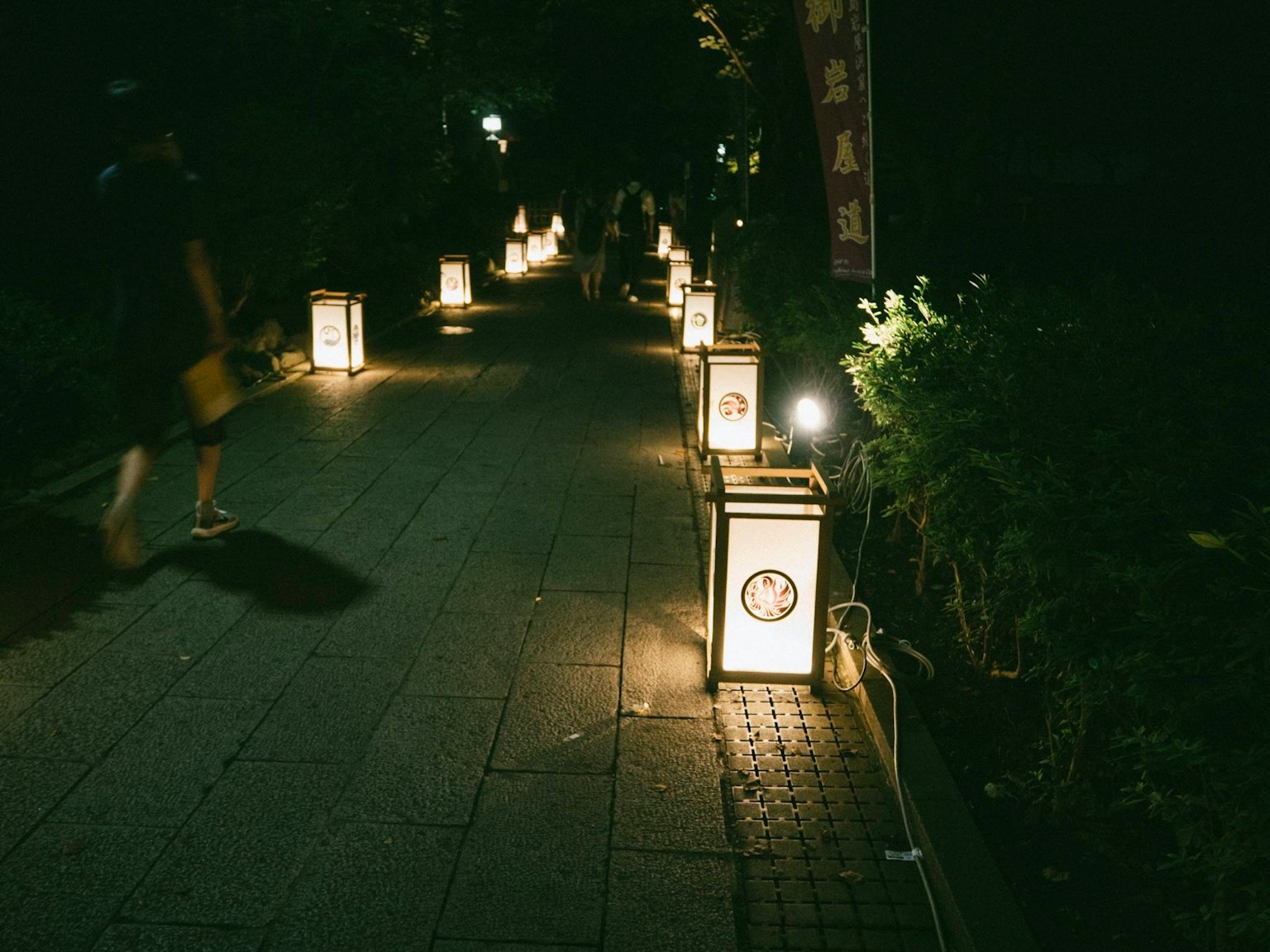 夜晚灯笼照亮的小路