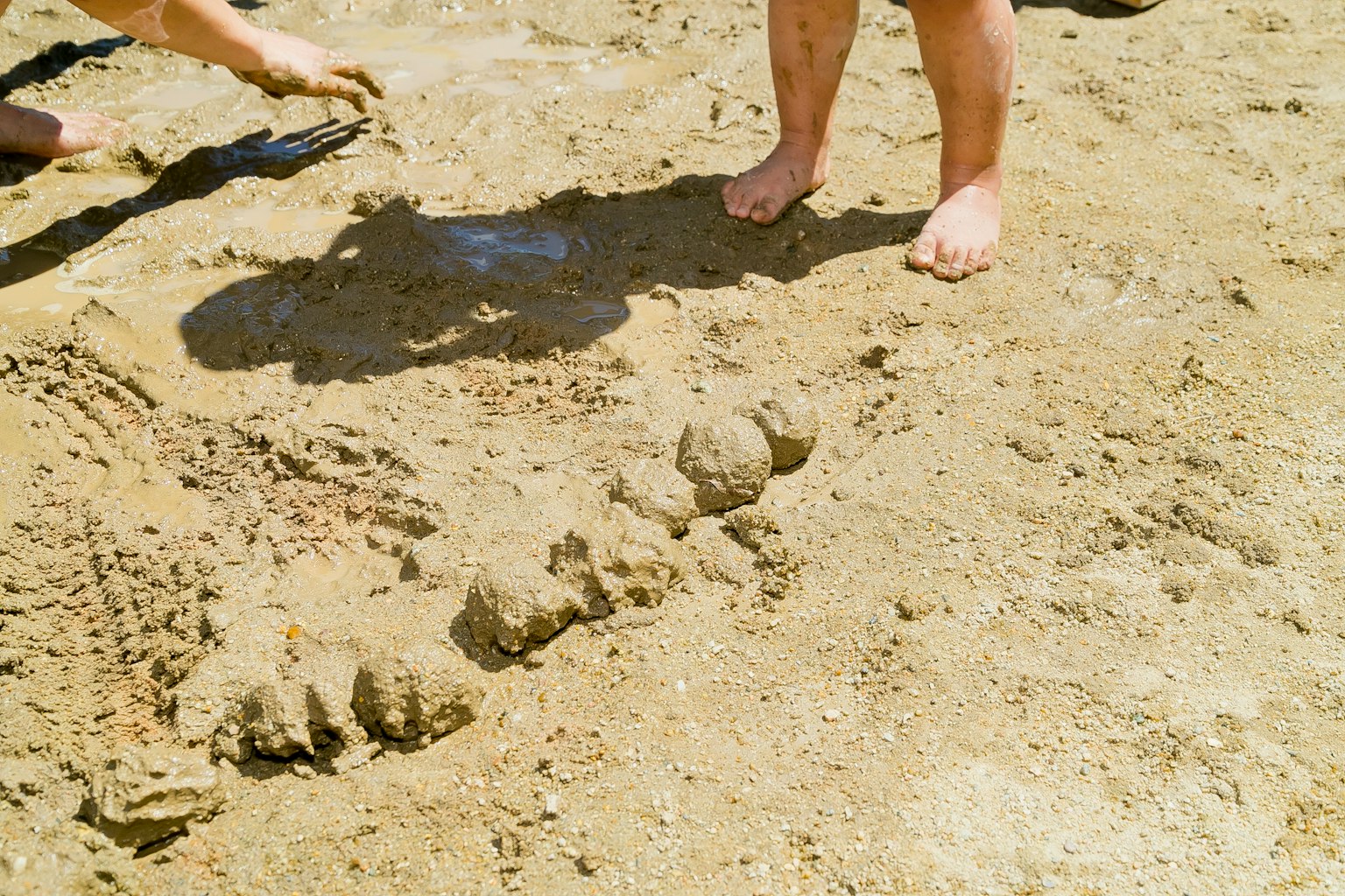 Des personnes créant une sculpture de sable sur la plage