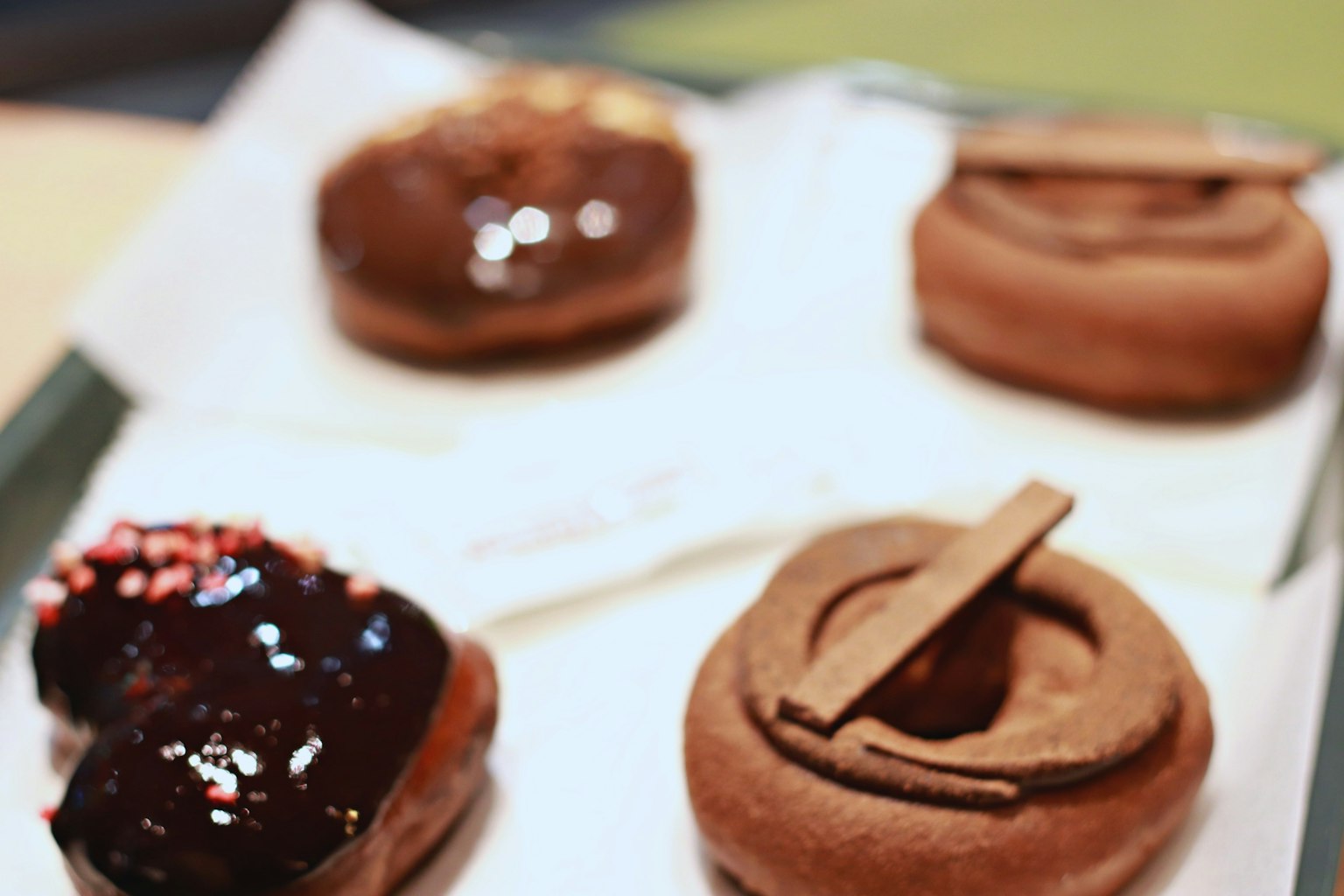 Eine Auswahl an Donuts auf einem Teller angeordnet