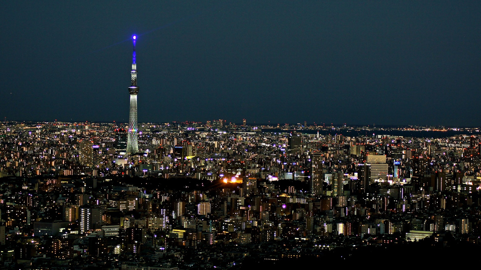 Tokyo Skytree beleuchtet bei Nacht mit Stadtansicht