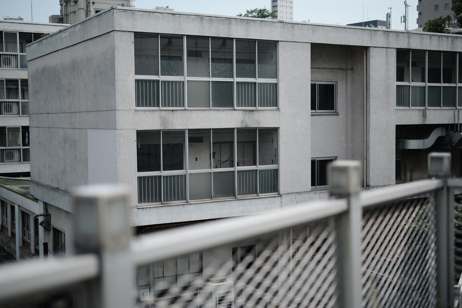 现代建筑的特写，混凝土外观，多个窗户