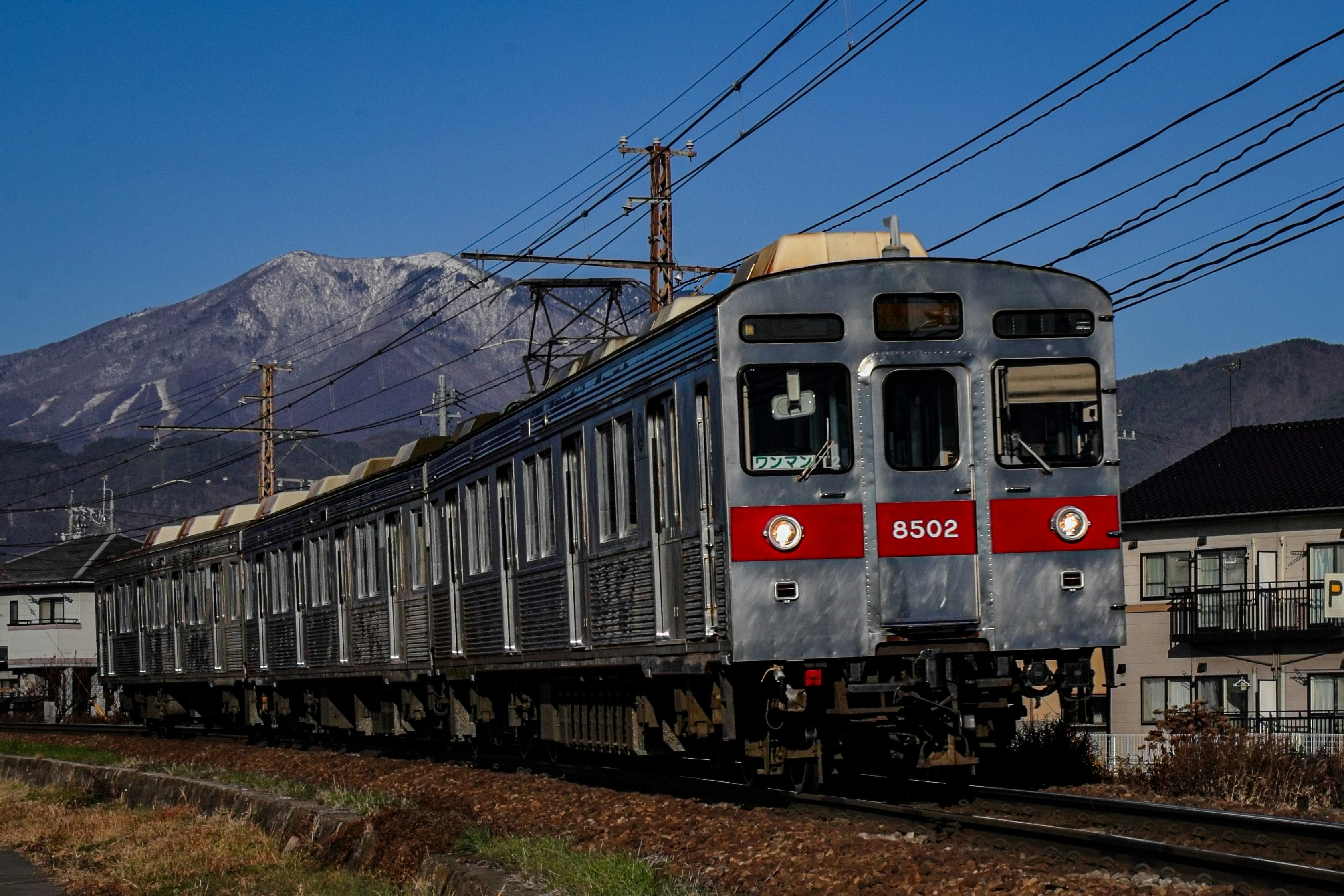 長野電鉄8500系と戸隠連峰を望む鉄道風景