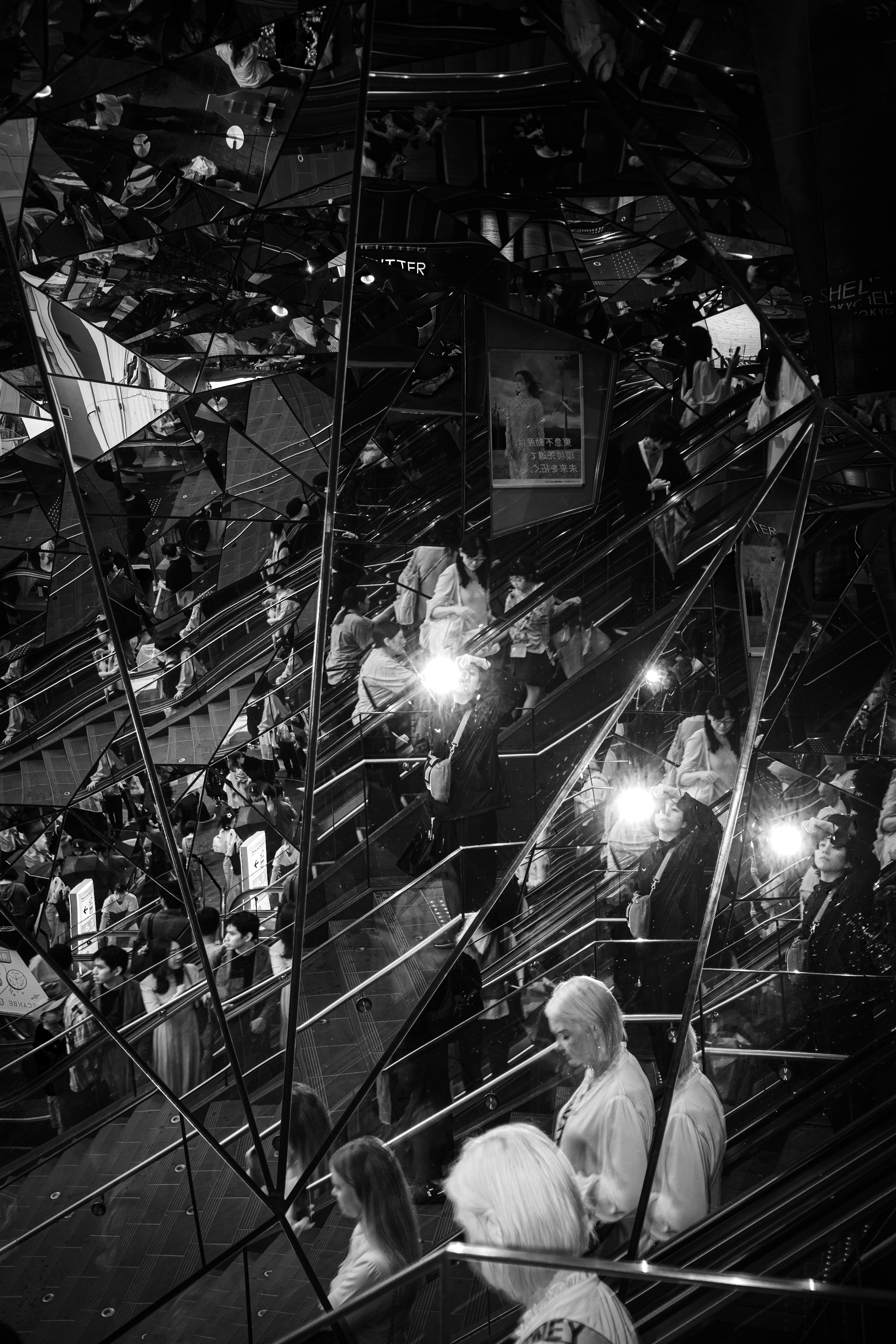 Di malam hari, pekerja menatap mesin dan lampu di dalam fasilitas industri