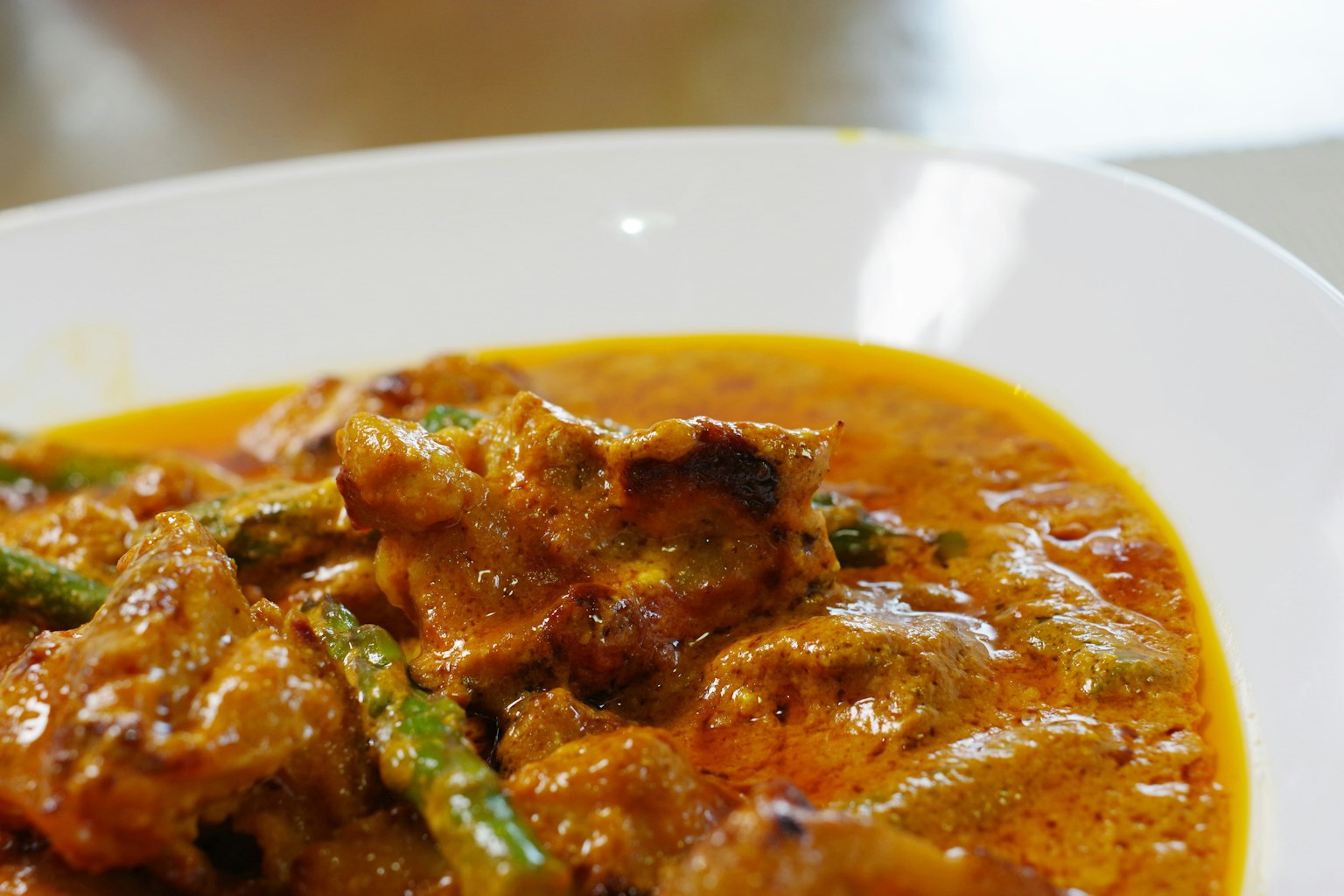 Leckeres scharfes Curry mit Spargel und zartem Fleisch