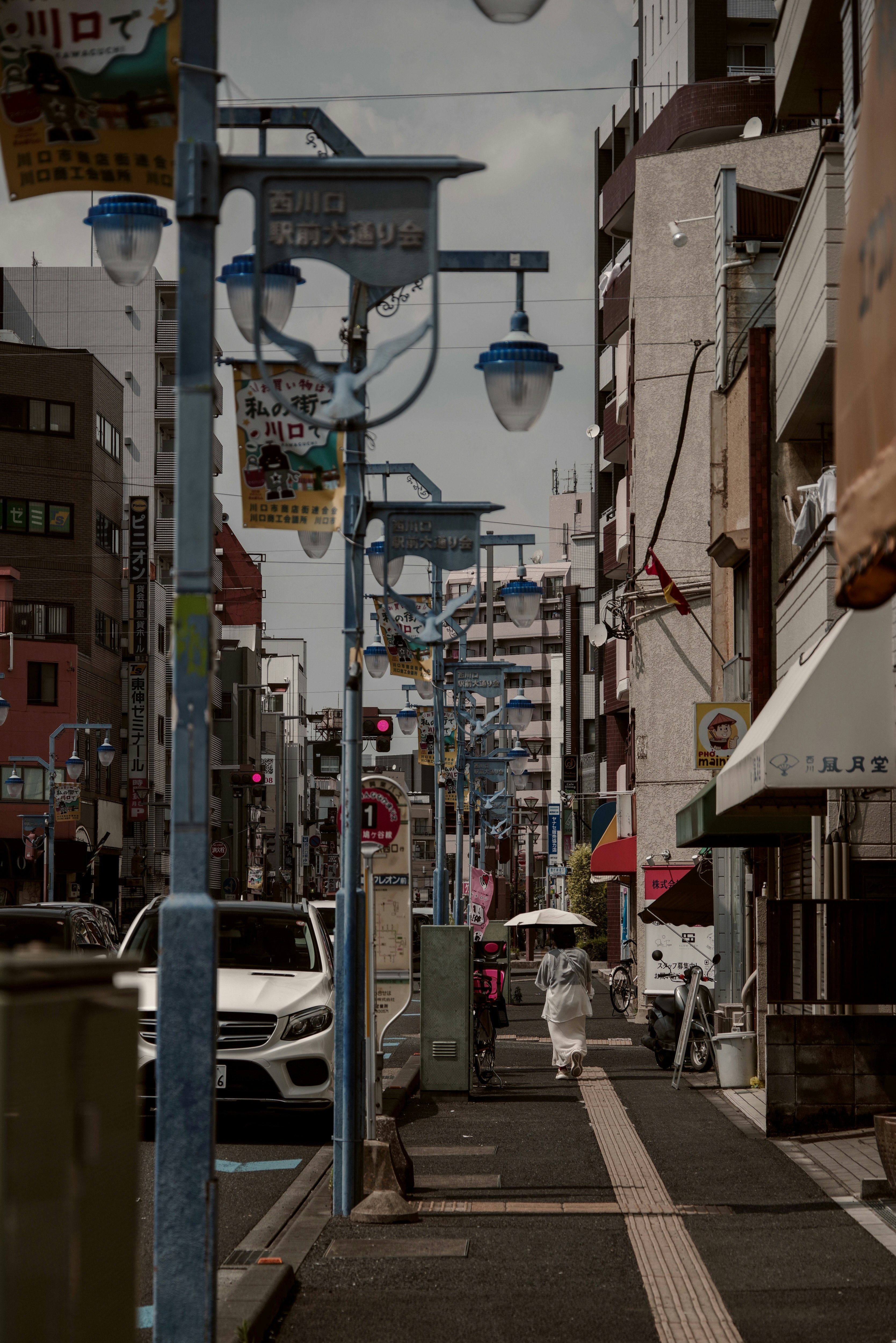 西川口の路地に並ぶ街灯と商店街の風景