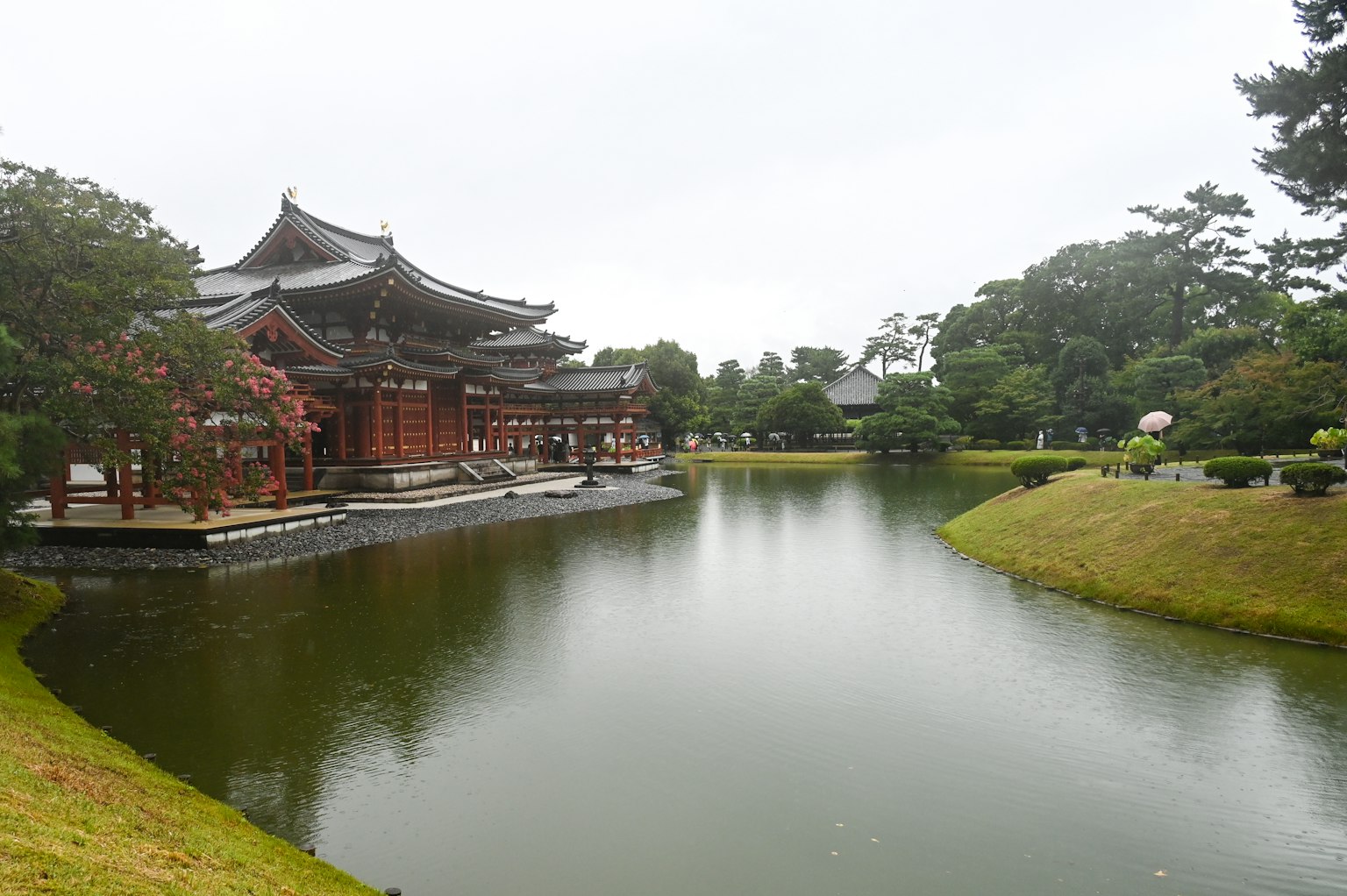 Vue pittoresque d'un bâtiment traditionnel japonais au bord d'un étang serein
