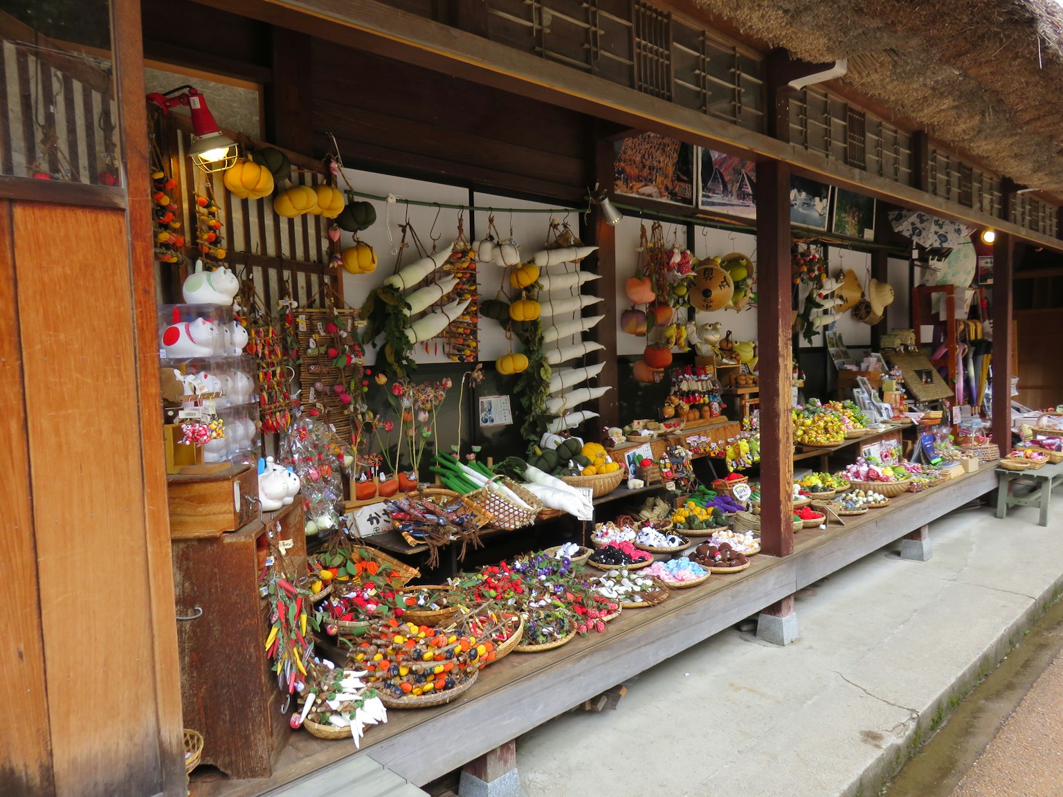 Pemandangan pasar tradisional dengan buah dan sayuran berwarna-warni