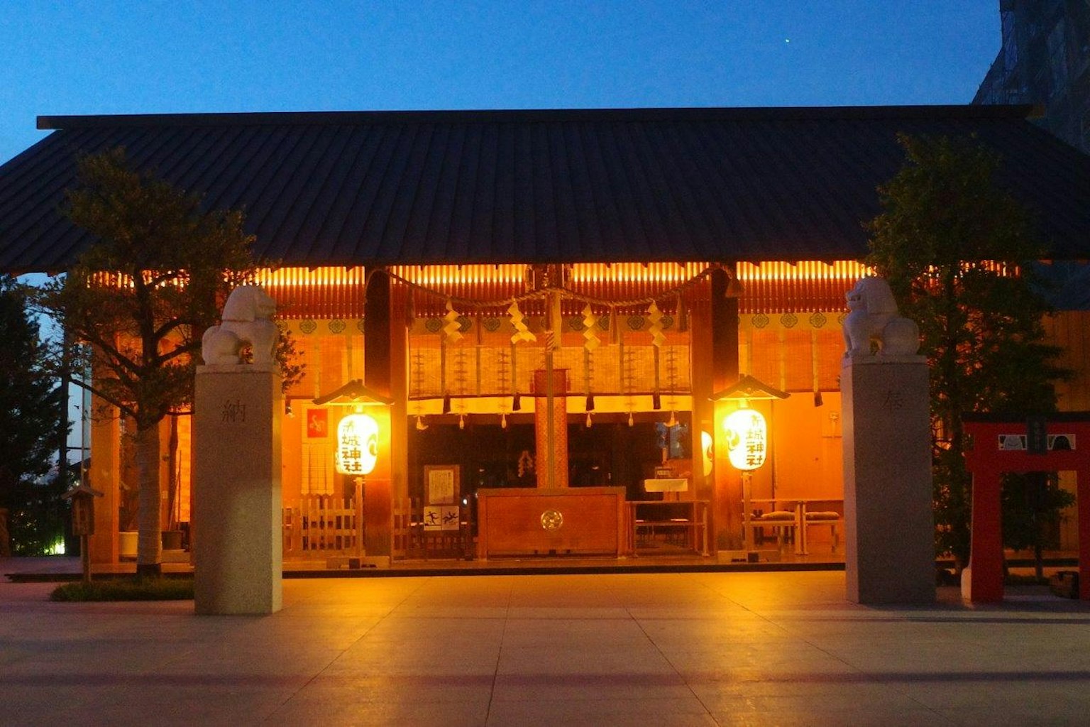 夜間寺廟外觀照明的燈籠和傳統建築