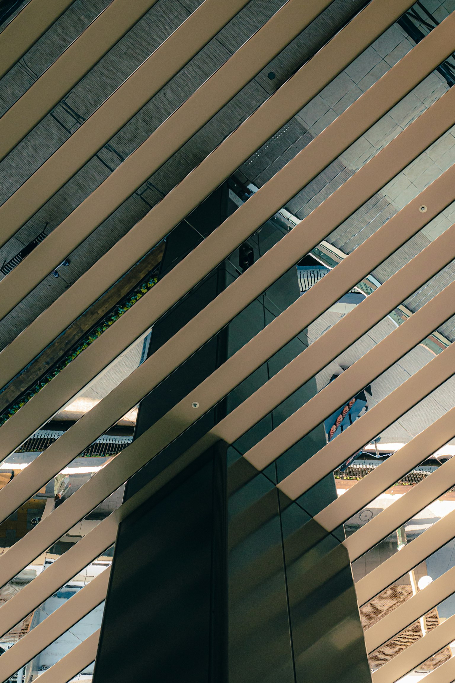 Modernes architektonisches Interieur mit sich kreuzenden Holzlatten