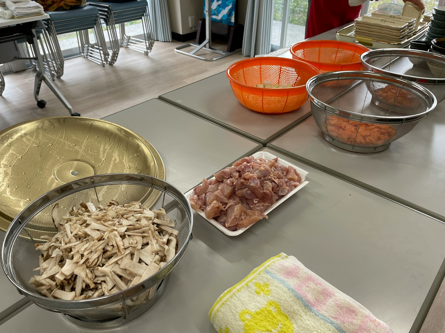 为烹饪准备的食材和碗排列在桌子上