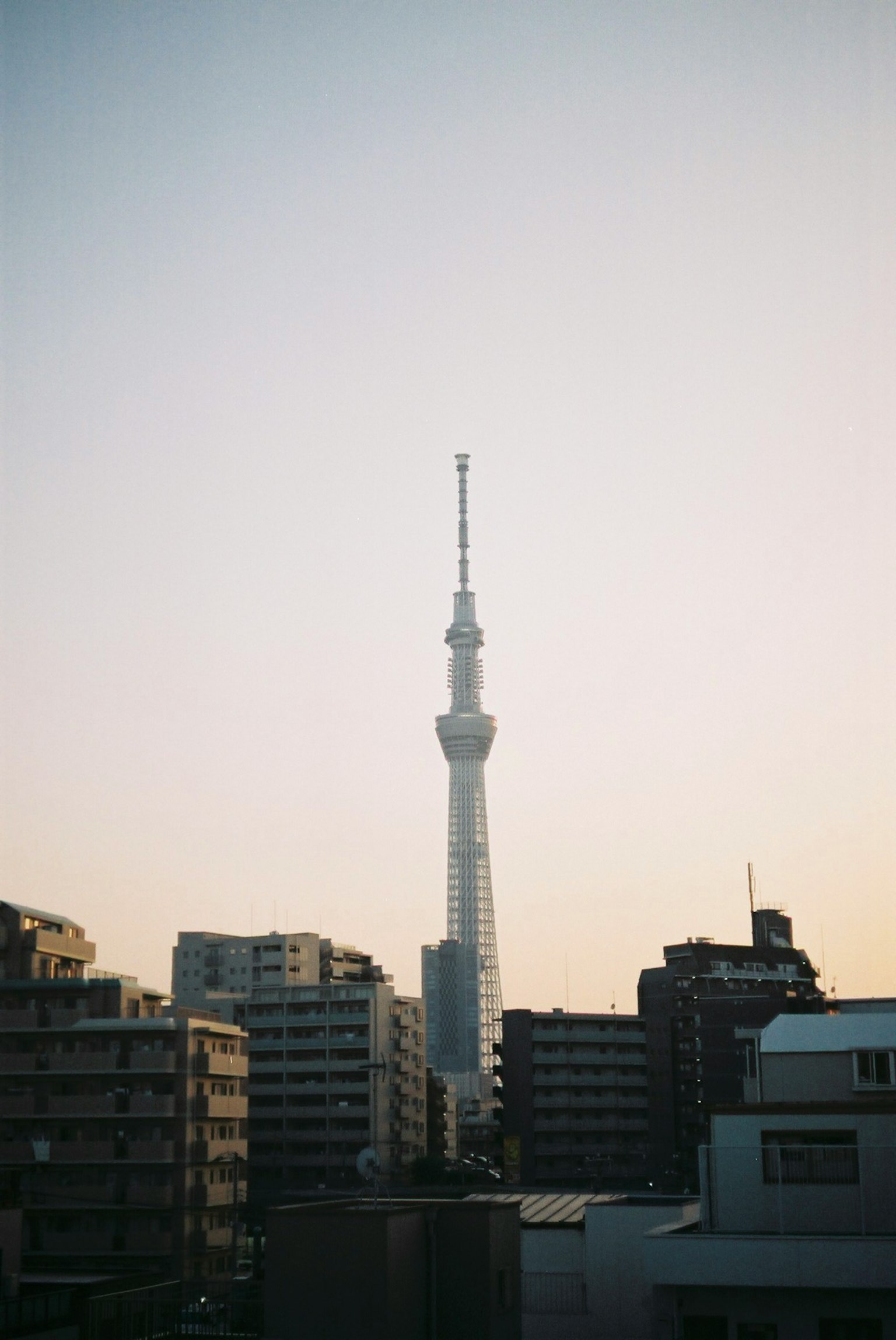 Tokyo Skytree, der sich gegen den Abendhimmel in einer Stadtlandschaft erhebt