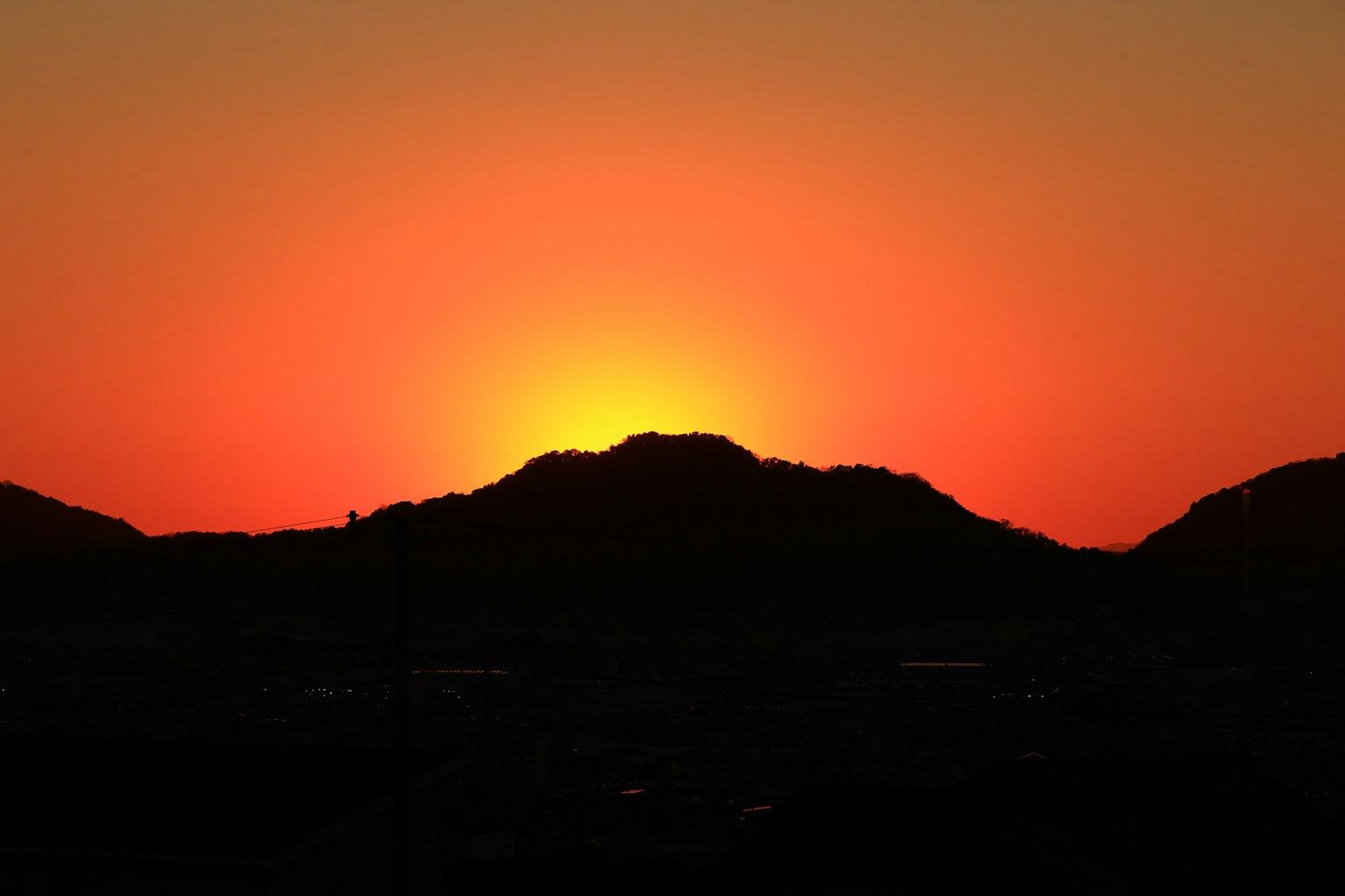 夕陽在山後面，色彩鮮豔的橙色調