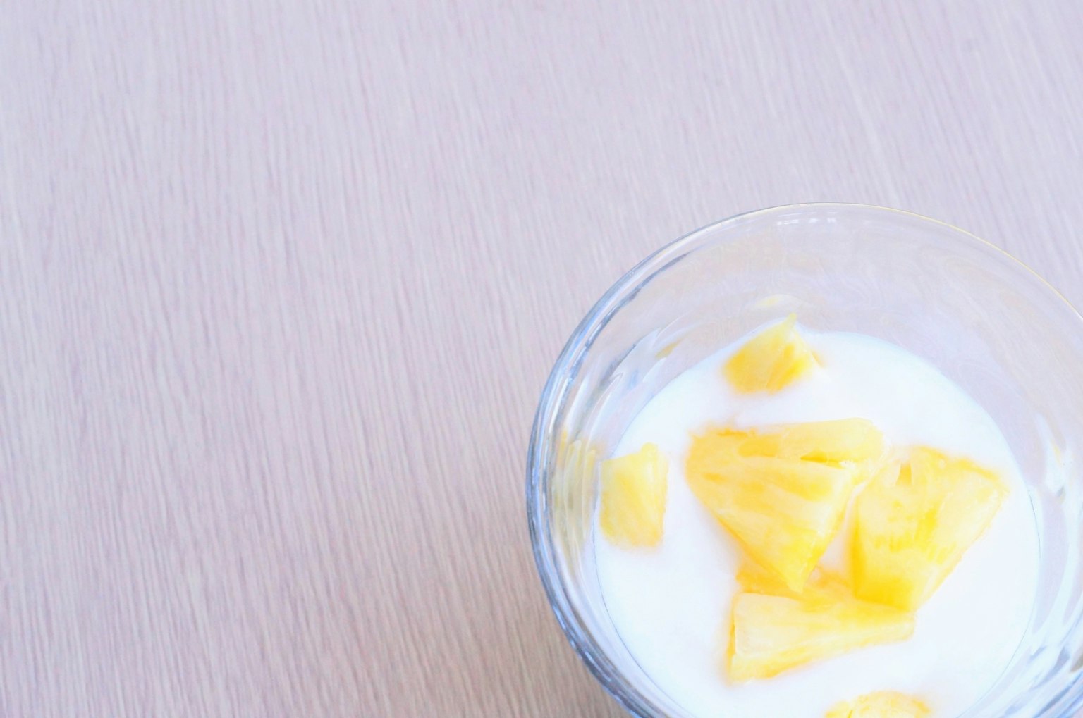 Un tazón de yogur cubierto con trozos de mango