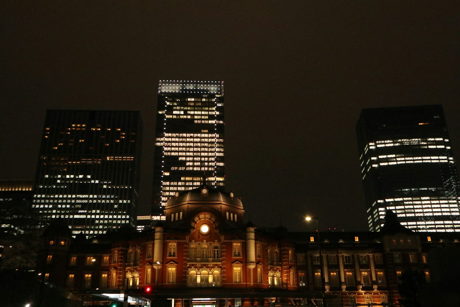 Hermosa vista de la estación de Tokio y rascacielos de noche