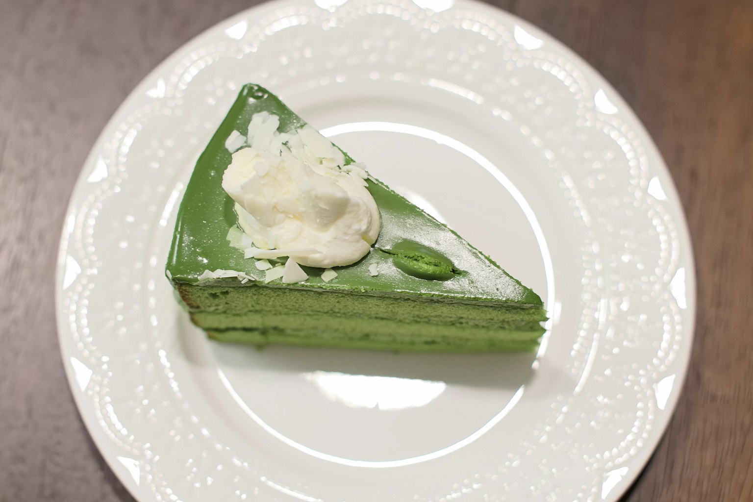 Part de gâteau au matcha garnie de crème
