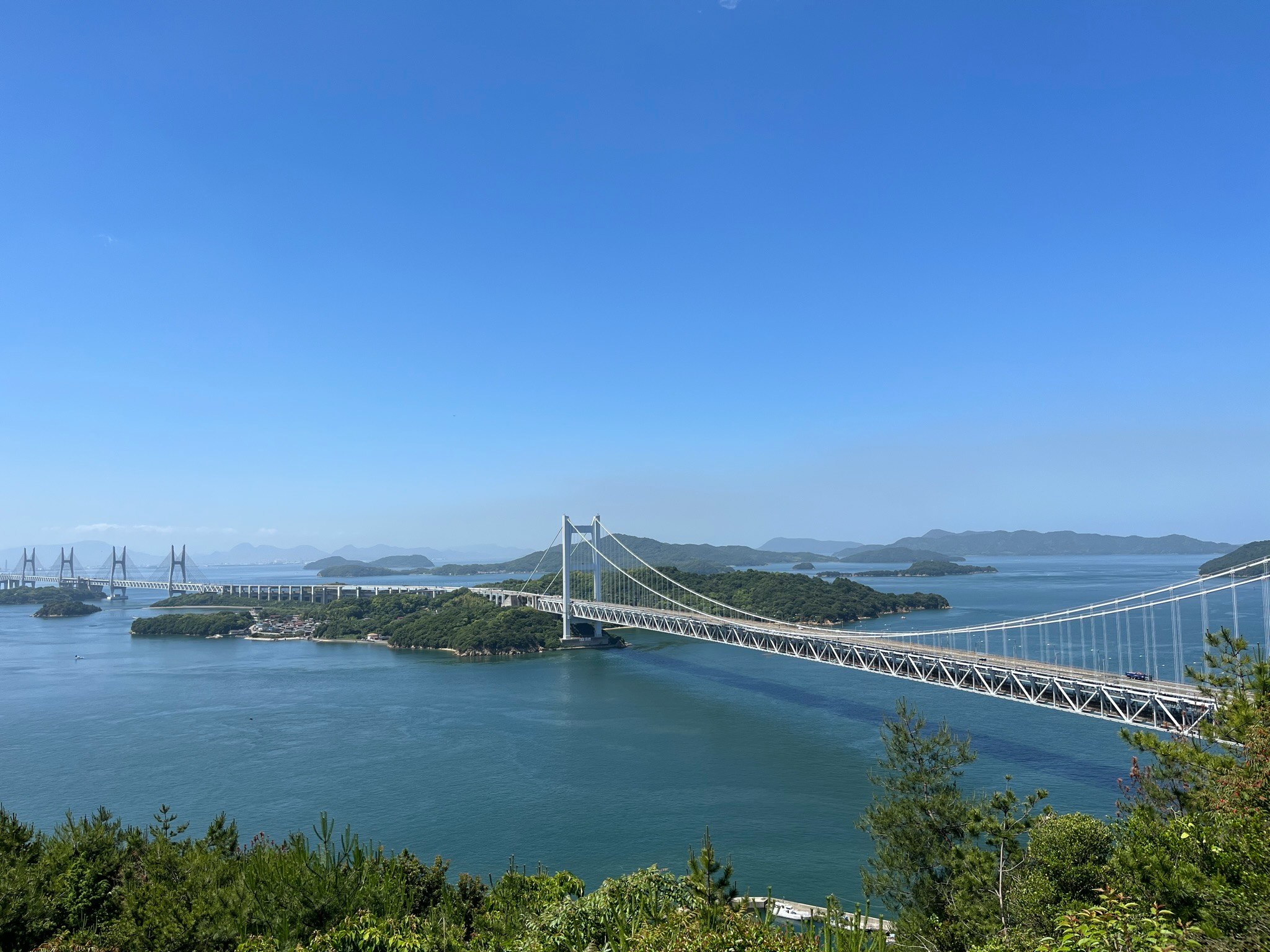 瀬戸大橋と児島を望む海上の眺望