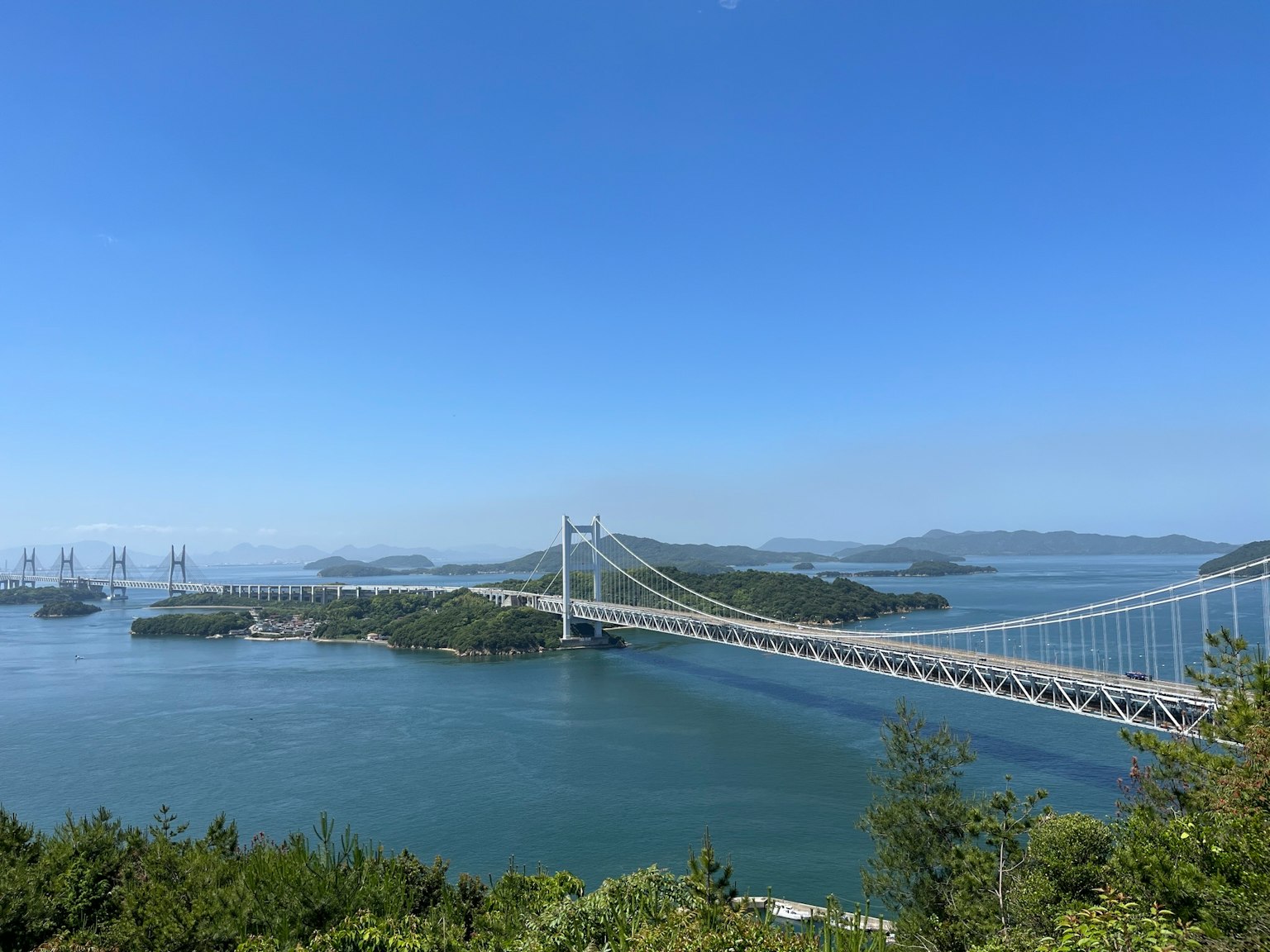 ทิวทัศน์ของสะพานเชื่อมเกาะใต้ท้องฟ้าสีฟ้าสดใส