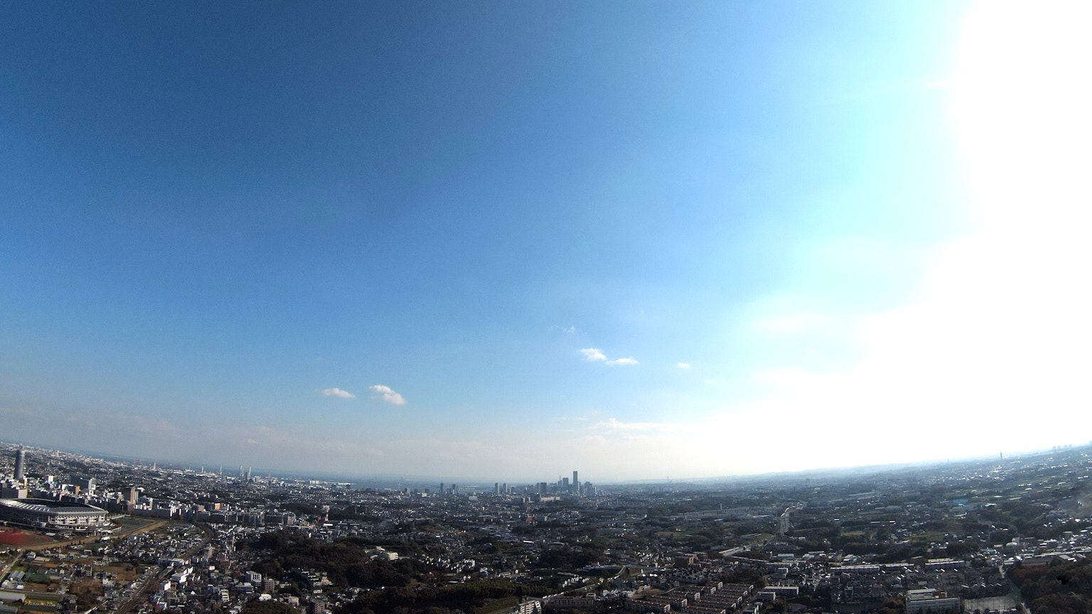 Vista panoramica dello skyline di una città sotto un cielo blu chiaro
