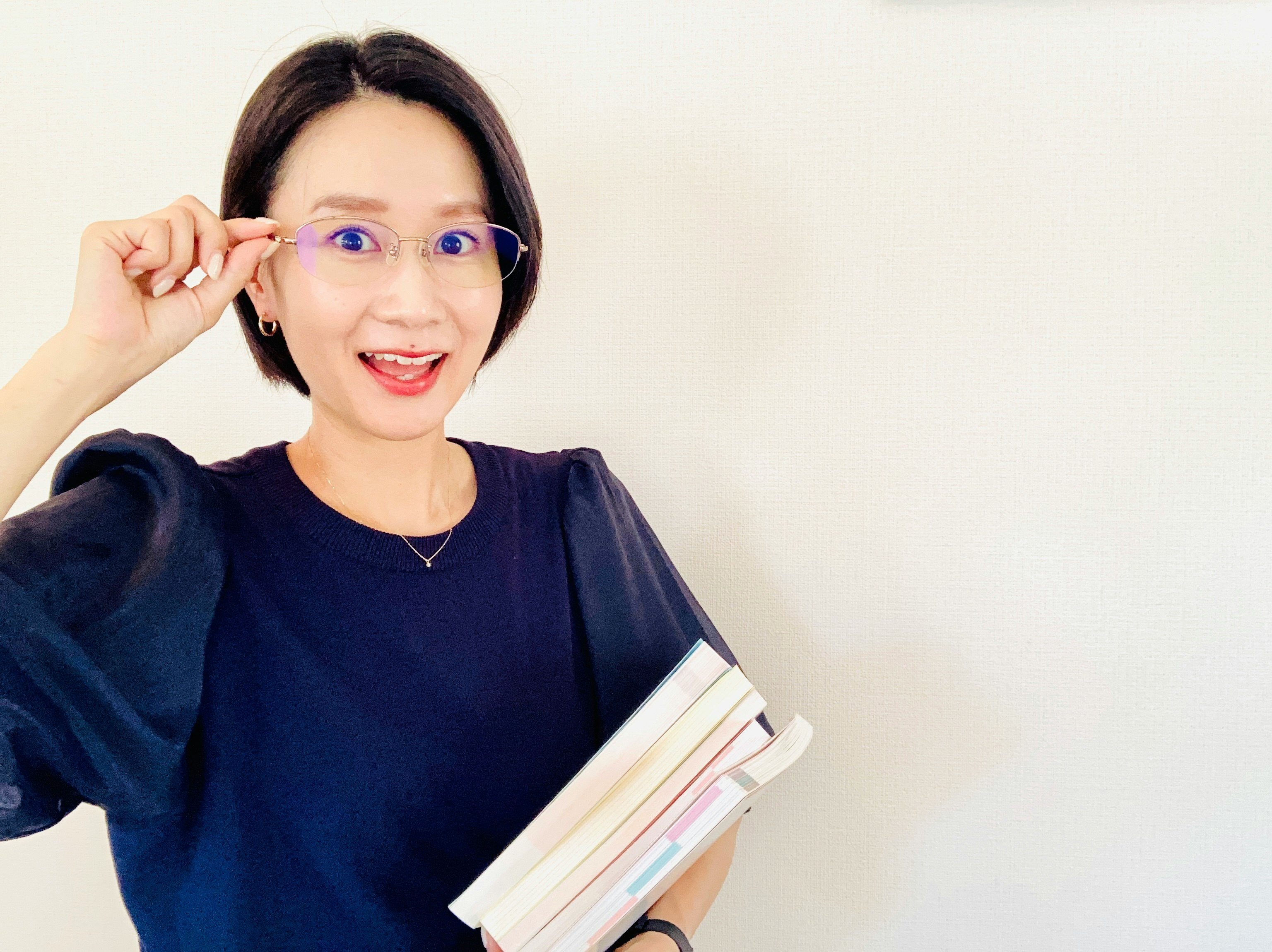 手拿书本微笑的女性
