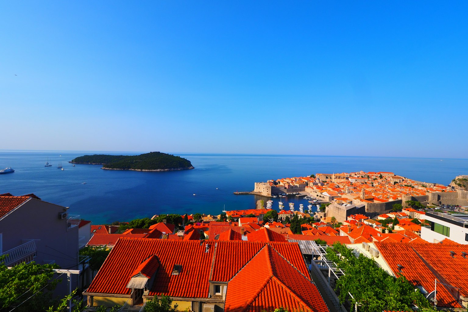 Vista panoramica di Dubrovnik con tetti arancioni e mare blu