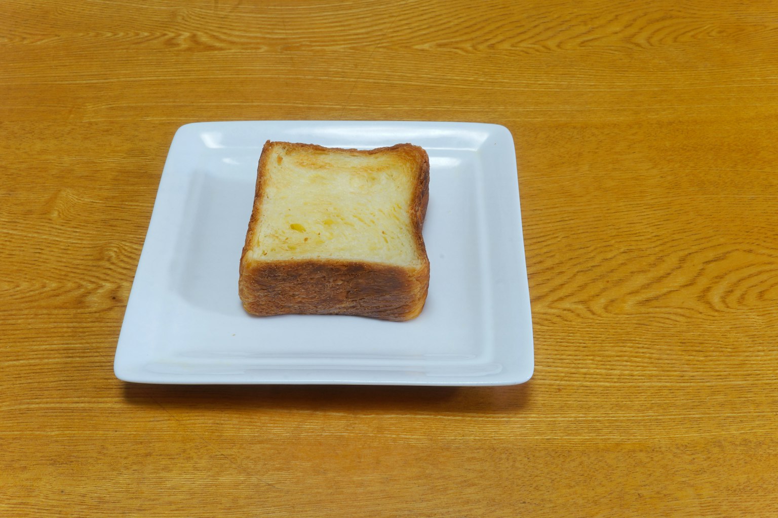 Bánh mì nướng trên đĩa trắng