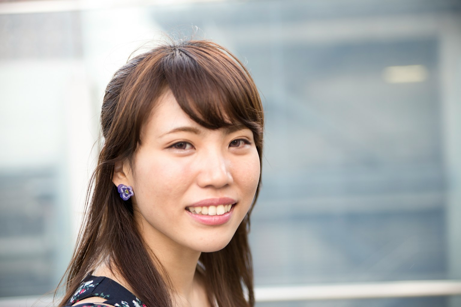 Portrait of a smiling woman in front of a bright background