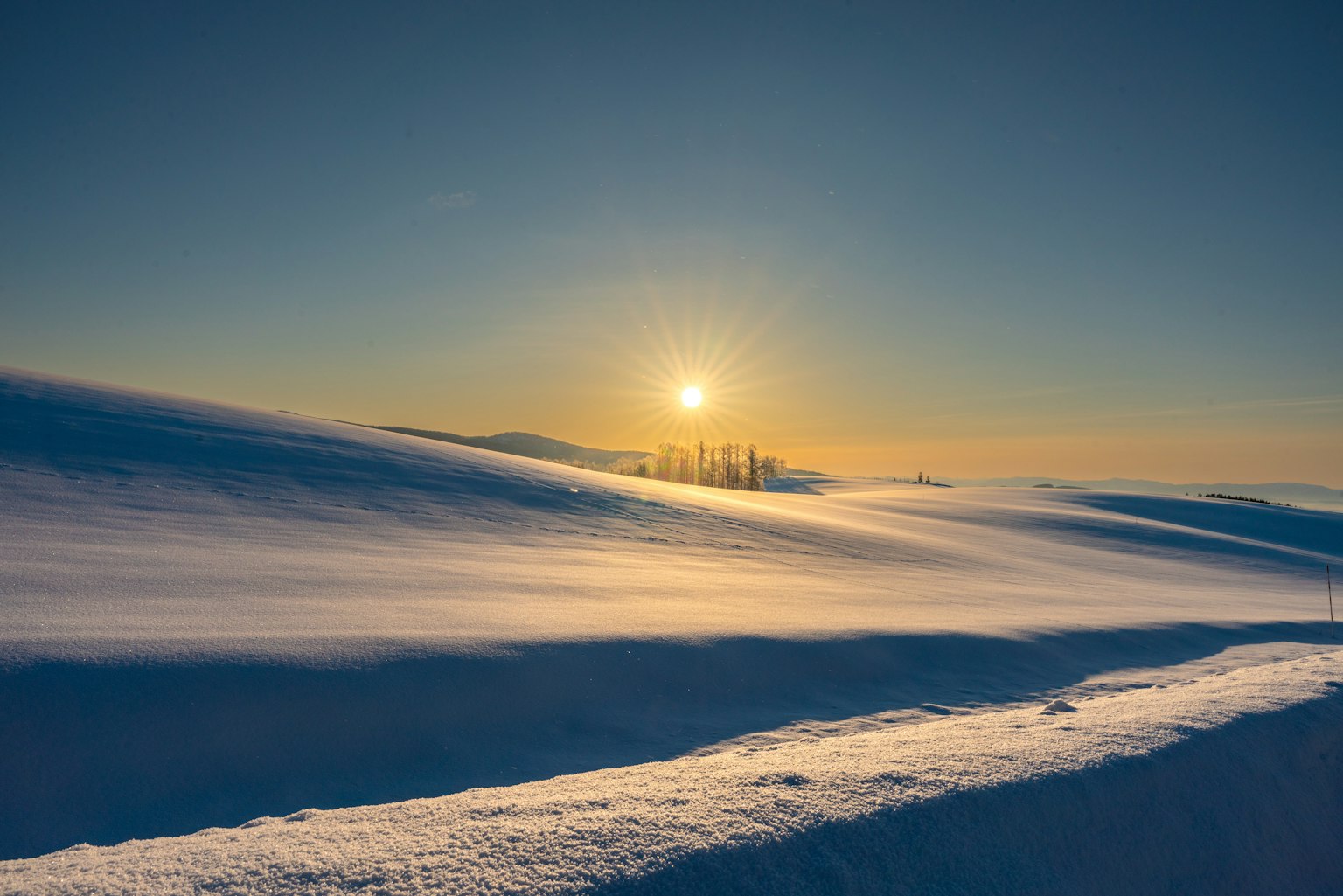 Eine schöne verschneite Landschaft mit einer aufgehenden Sonne