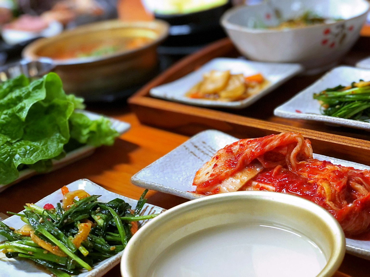 Beragam hidangan Korea yang berwarna-warni dengan sayuran segar dan kimchi