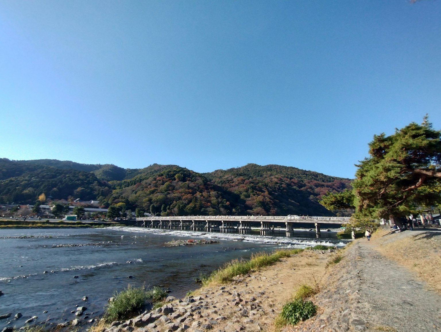 ทิวทัศน์ที่สวยงามของแม่น้ำและสะพานใต้ท้องฟ้าสีฟ้าใส สะพานทอดข้ามระหว่างภูเขา