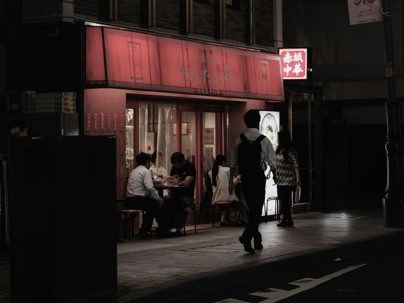 夜晚城市中的紅色招牌餐廳,有人用餐