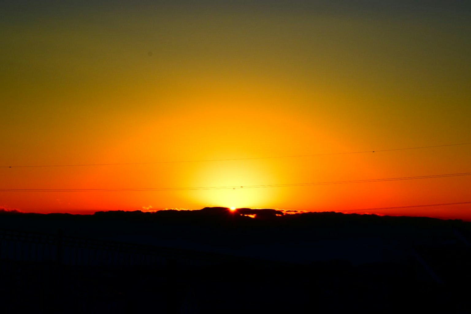 Hermoso paisaje de atardecer con degradado naranja y amarillo