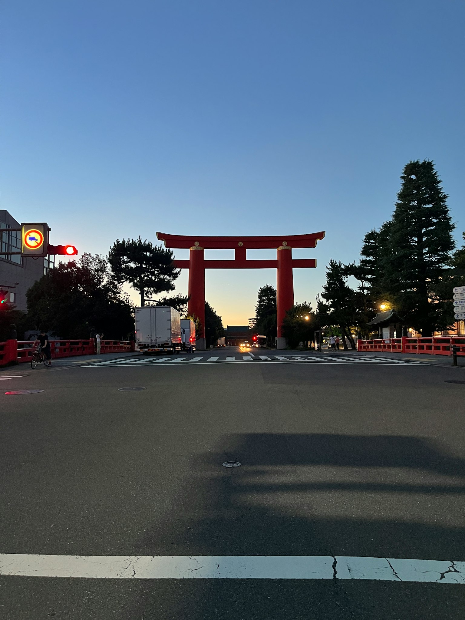 Cảnh cổng torii đỏ với bầu trời hoàng hôn