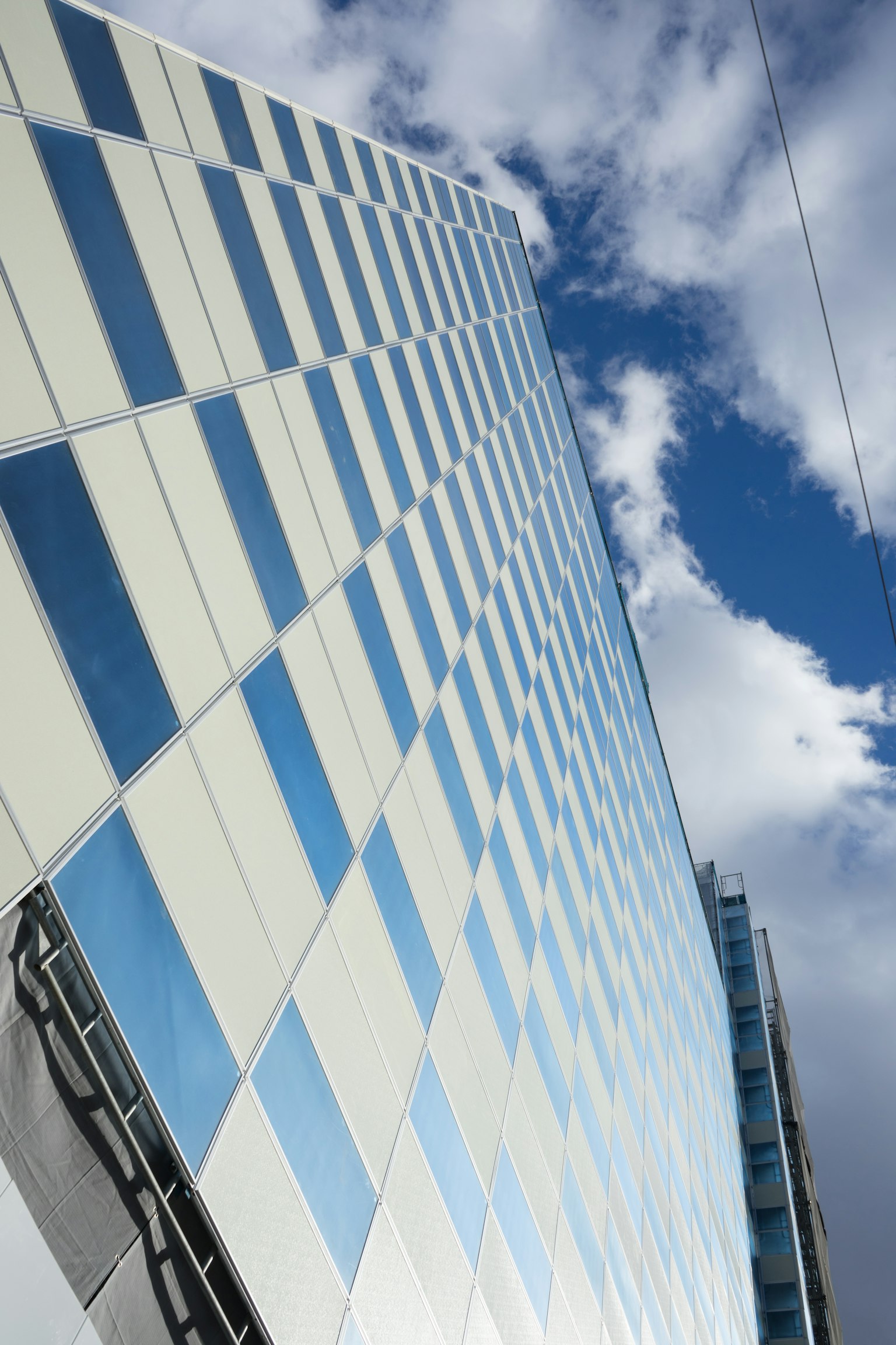 Facciata di un edificio moderno con sfondo di cielo blu